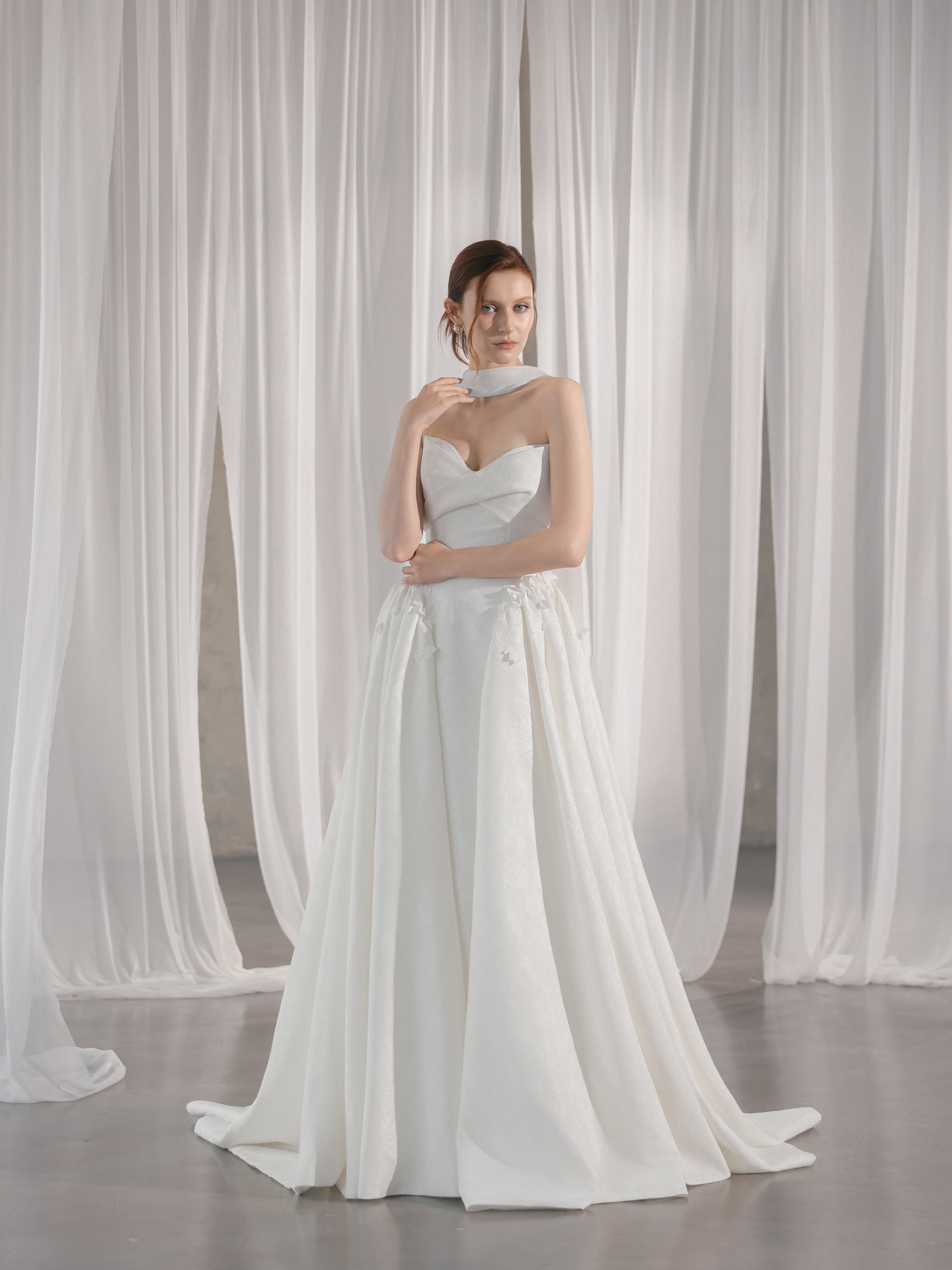 Brautkleid mit klaren Linien und raffinierter Schlichtheit – Minimalistische Brautmode Hamburg