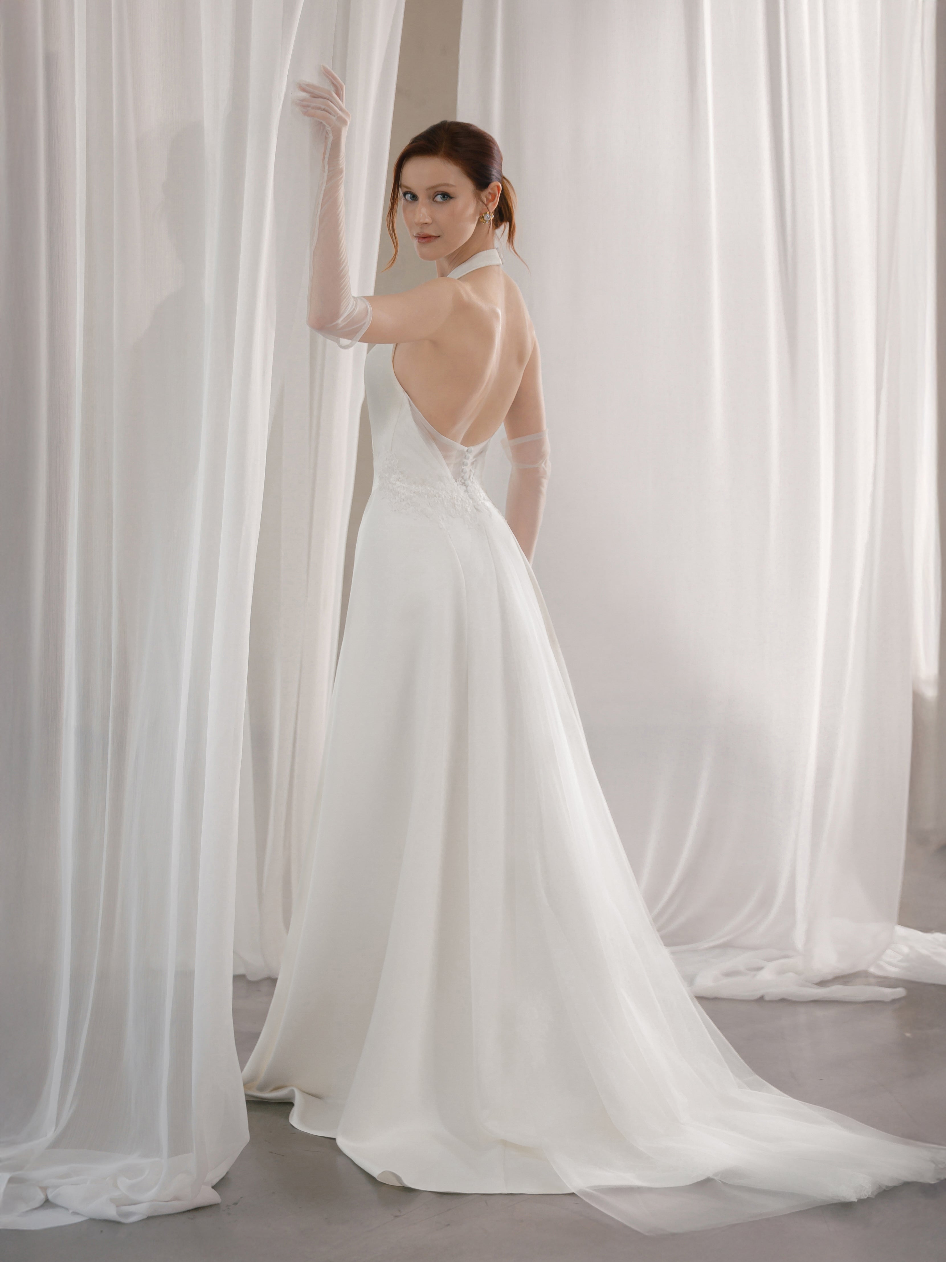 Modernes A-Linien Brautkleid mit offenem Rücken – Minimalist Bridal Style Hamburg