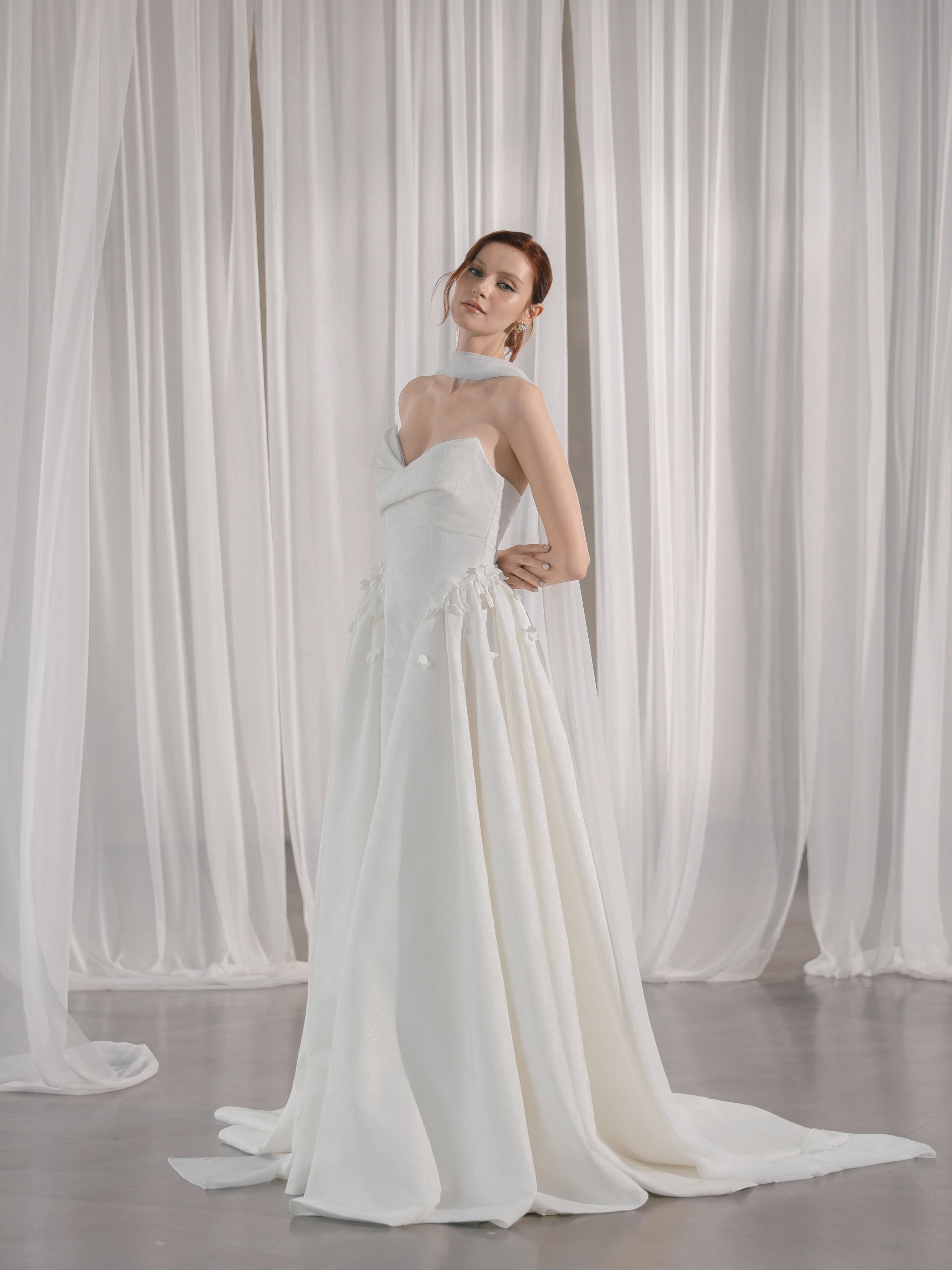 Modernes A-Linien Brautkleid mit offenem Rücken – Minimalist Bridal Style Hamburg