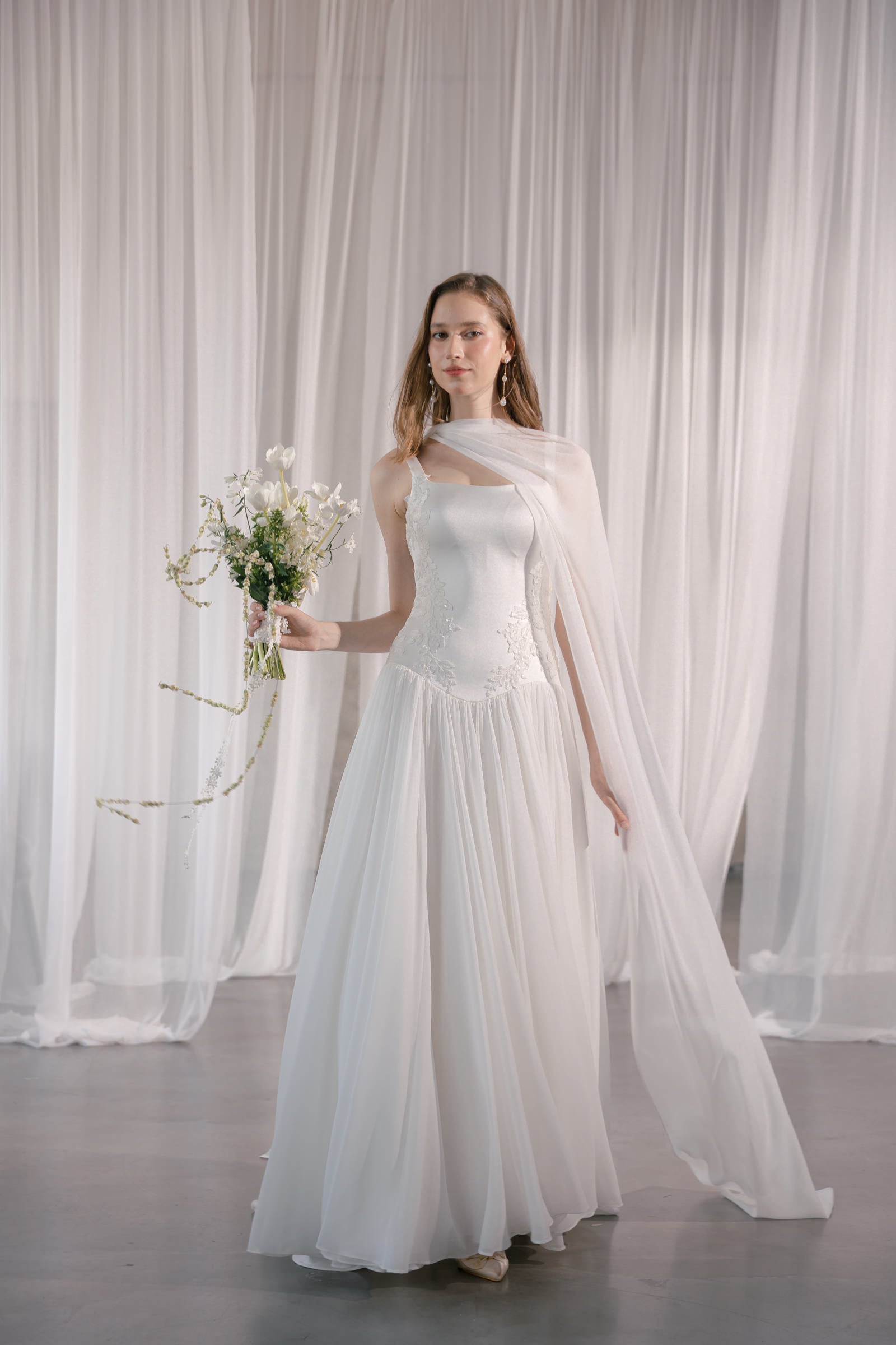 Elegantes Brautkleid mit figurbetontem Satin-Oberteil und fließendem Chiffonrock Hamburg Brautmode