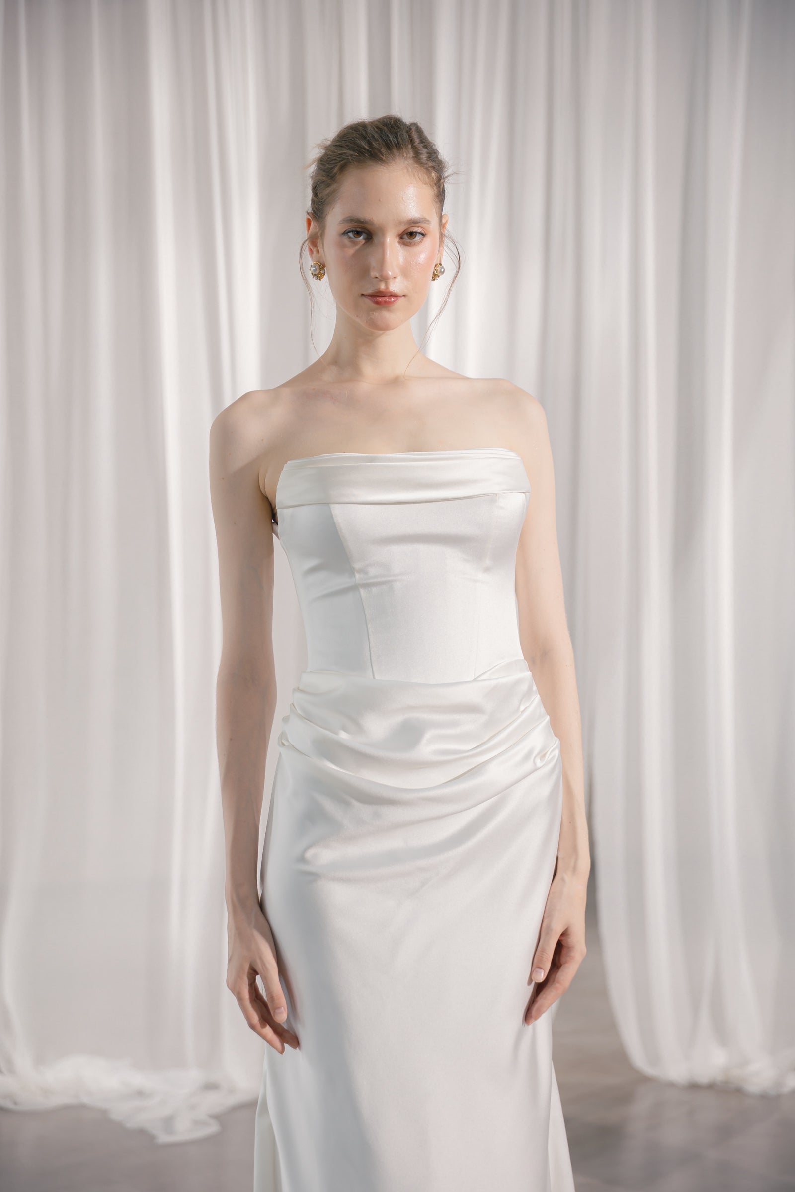 Brautkleid mit Cat-Eye-Ausschnitt, Drapierung und Meerjungfrauenrock Hamburg Brautmode