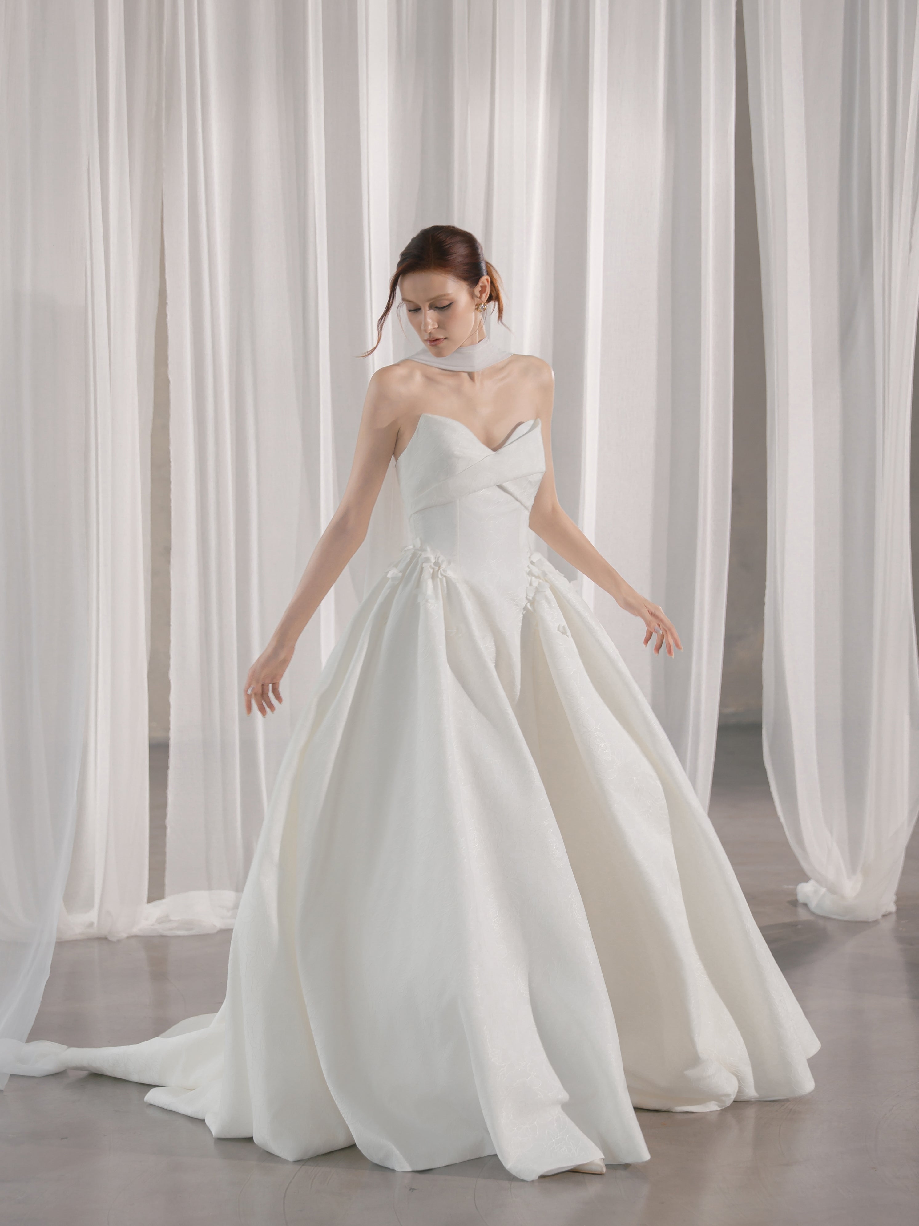 Modernes Brautkleid für urbane Bräute – minimalistisch elegant, Hamburg Brautmode