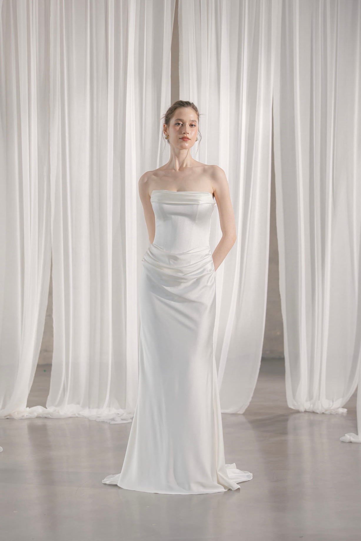 Brautkleid mit Cat-Eye-Ausschnitt, Drapierung und Meerjungfrauenrock Hamburg Brautmode