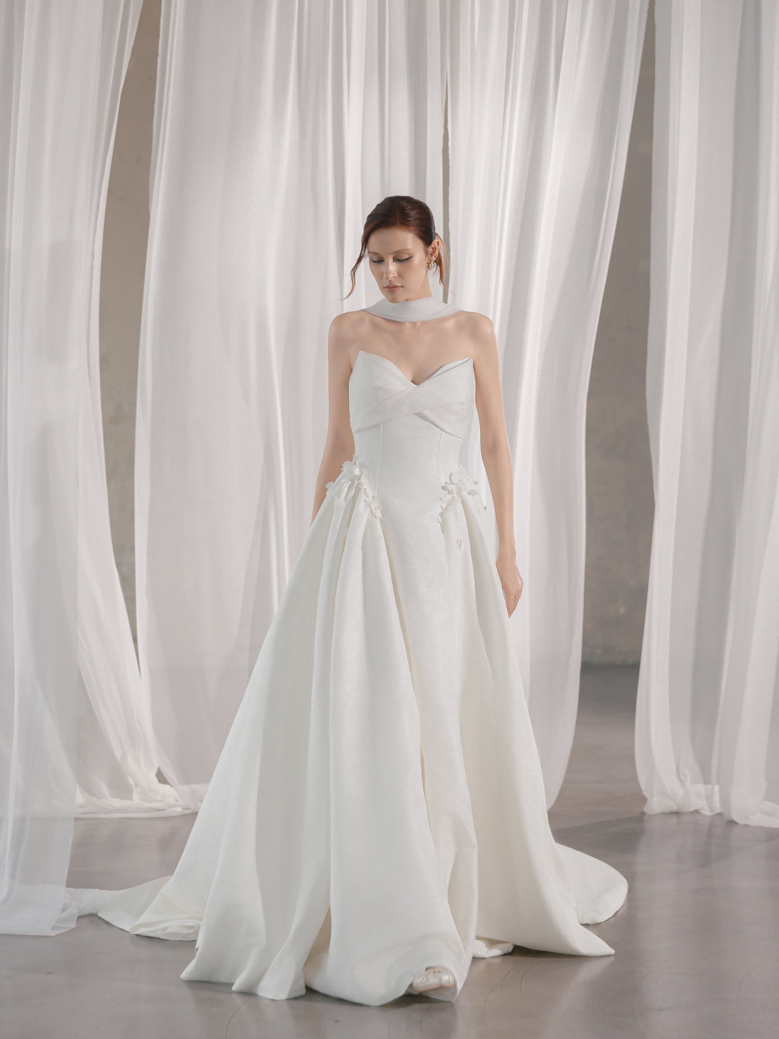 Schulterfreies minimalistisches Brautkleid – Contemporary Wedding Dress Hamburg