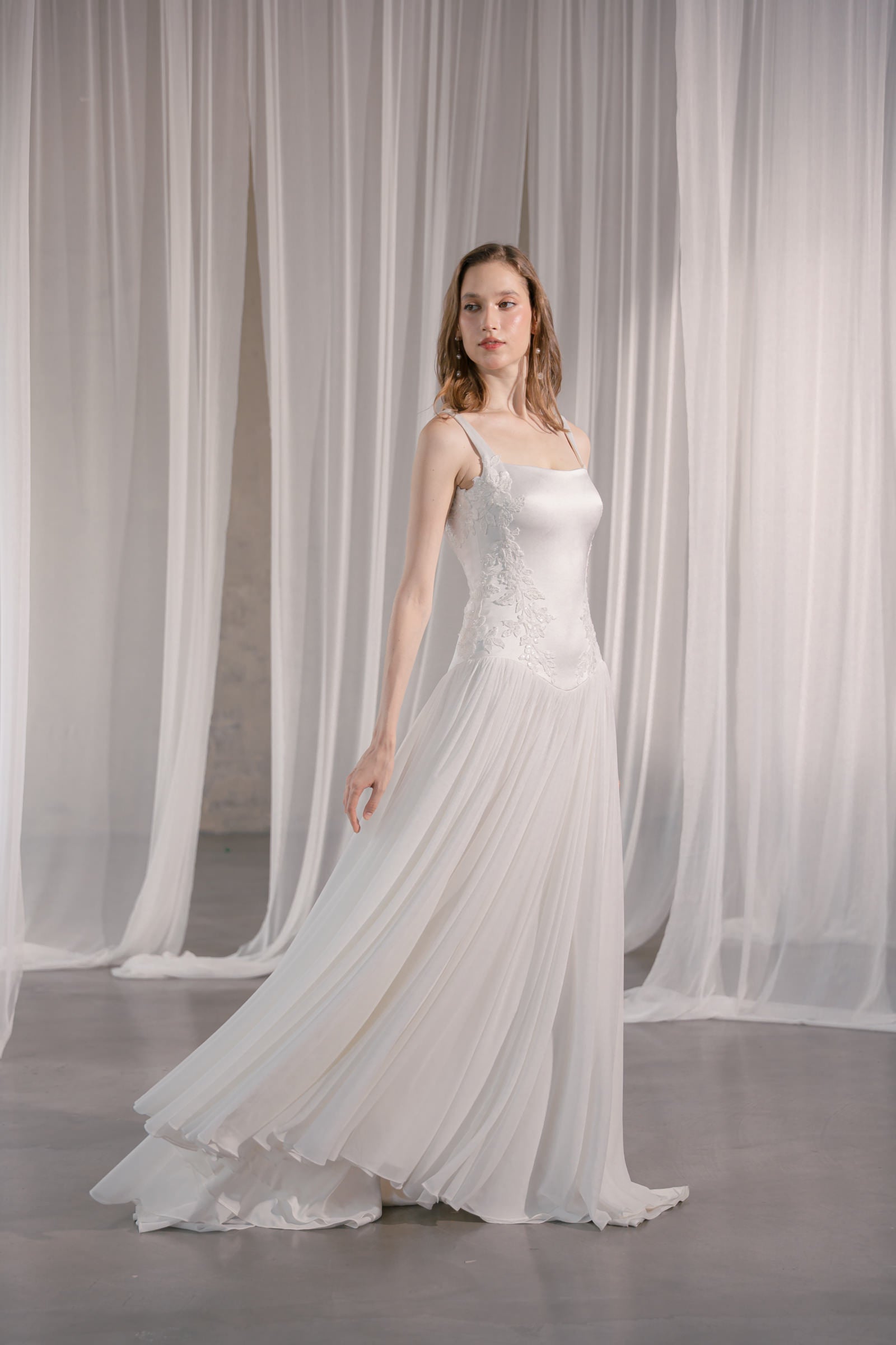 Elegantes Brautkleid mit figurbetontem Satin-Oberteil und fließendem Chiffonrock Hamburg Brautmode
