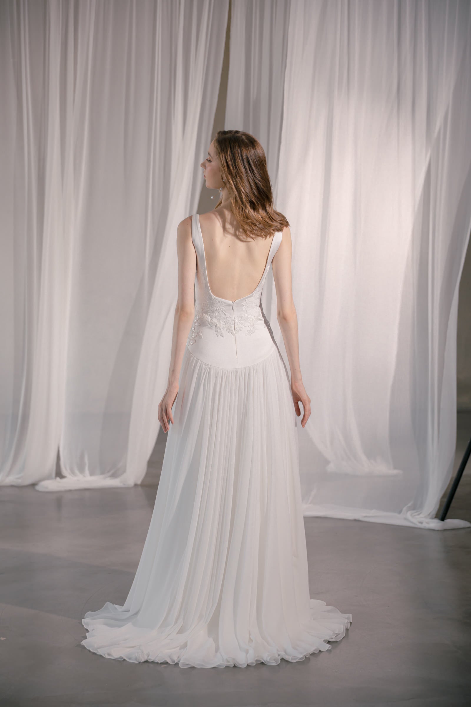 Elegantes Brautkleid mit figurbetontem Satin-Oberteil und fließendem Chiffonrock Hamburg Brautmode