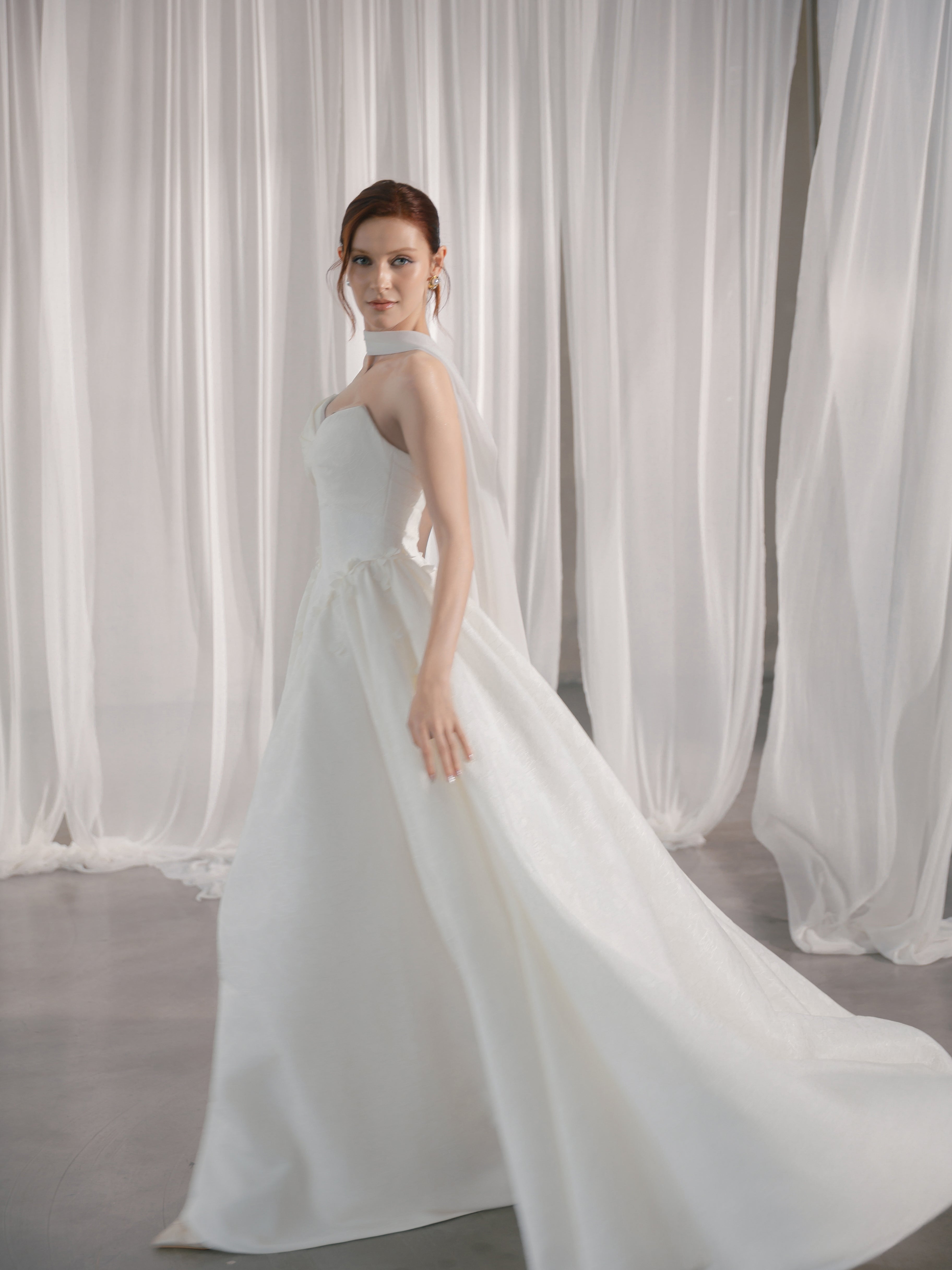 Hochwertiges modernes Brautkleid für stilbewusste Bräute – White Cherry Hamburg