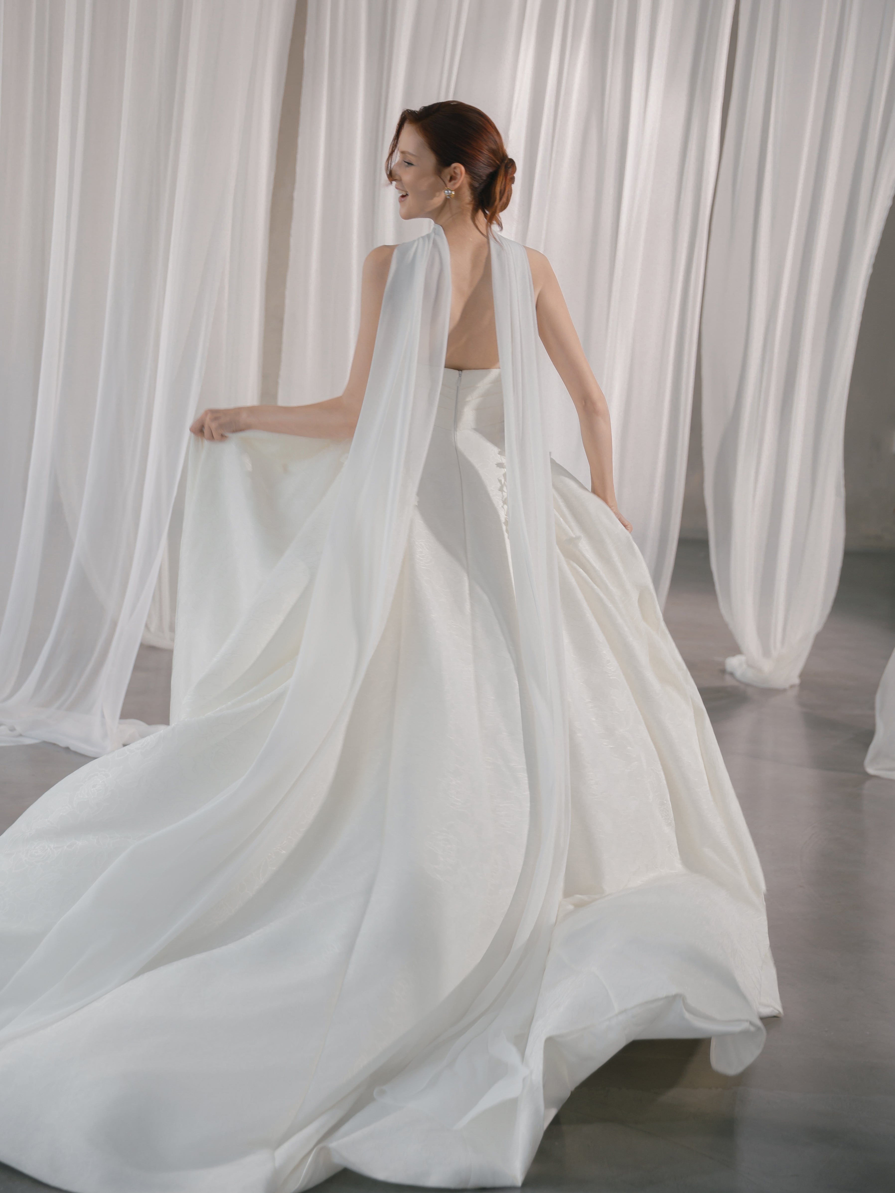 Schlichtes Brautkleid mit V-Ausschnitt, zeitloses Design – White Cherry Brautmode Hamburg