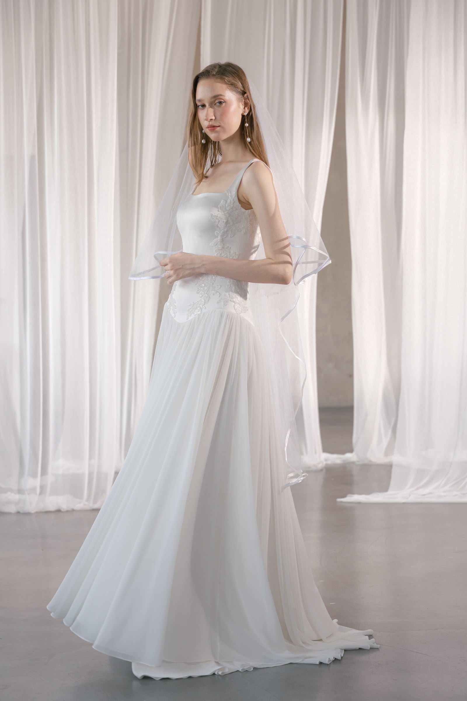 Elegantes Brautkleid mit figurbetontem Satin-Oberteil und fließendem Chiffonrock Hamburg Brautmode