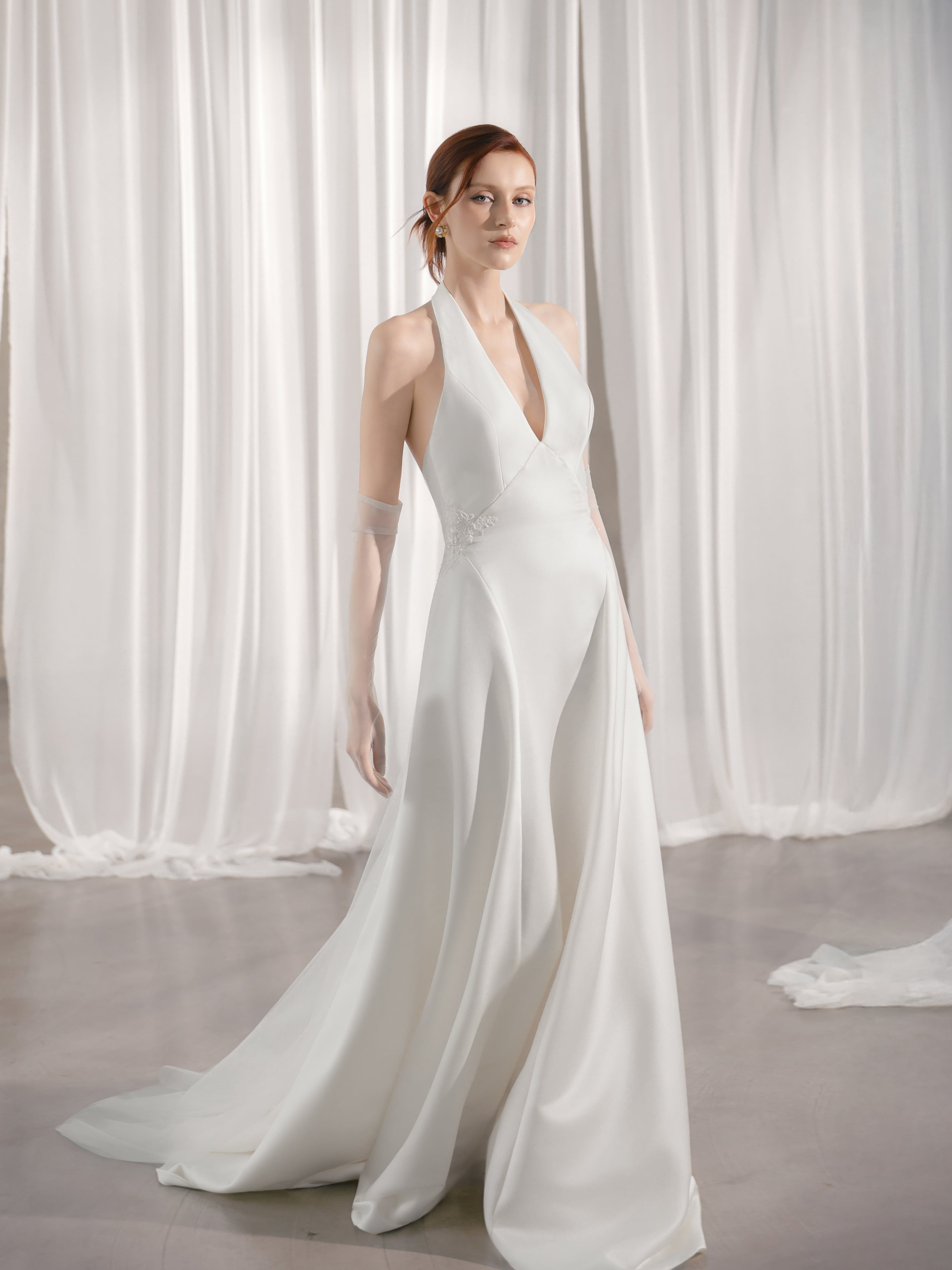 Minimalistisches modernes Brautkleid aus Satin – elegante Brautmode Hamburg