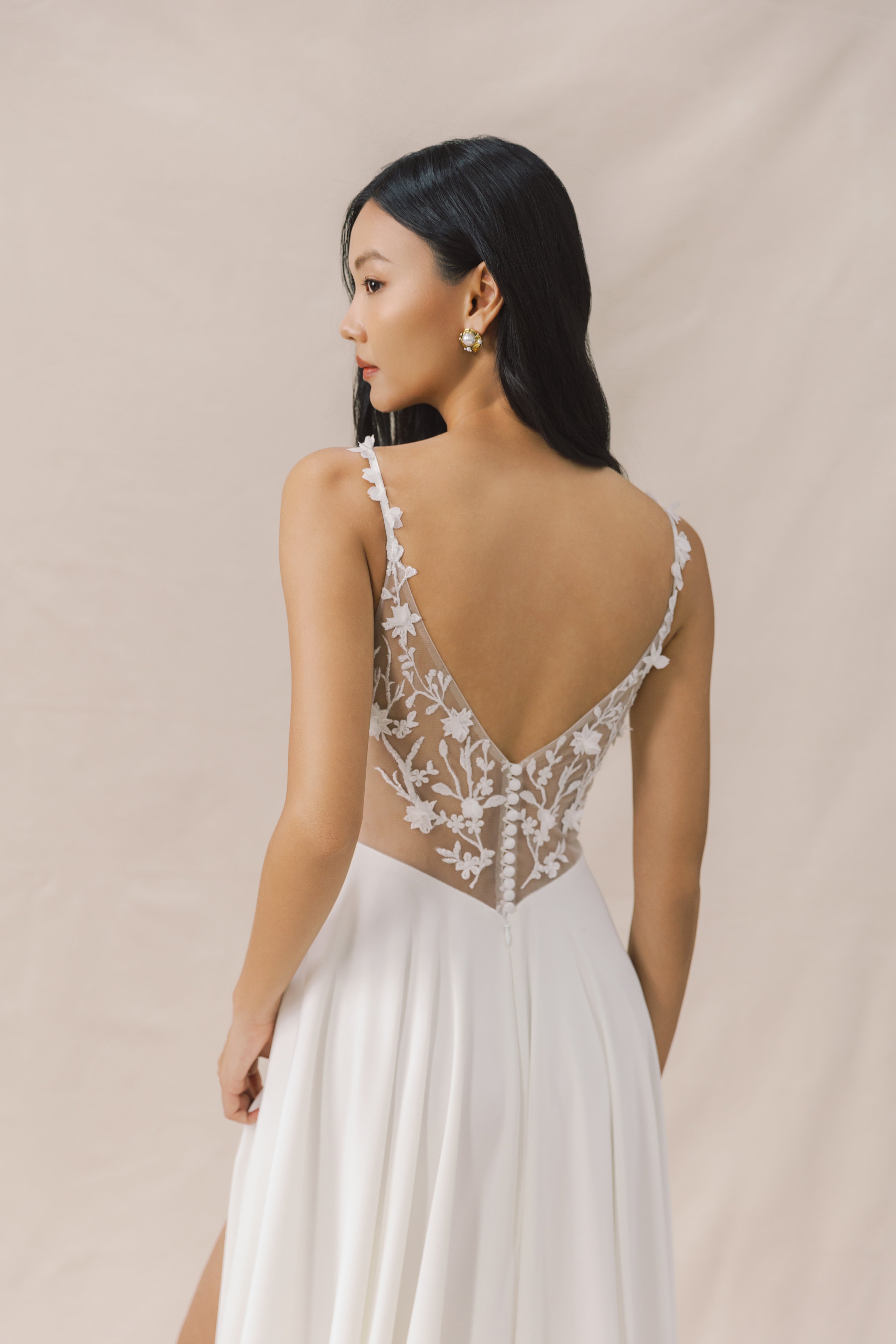 Romantisches Standesamt-Brautkleid mit A-Linien-Rock, 3D-Blumen und transparentem Rücken – Elegantes Design für eine moderne, verspielte Braut.