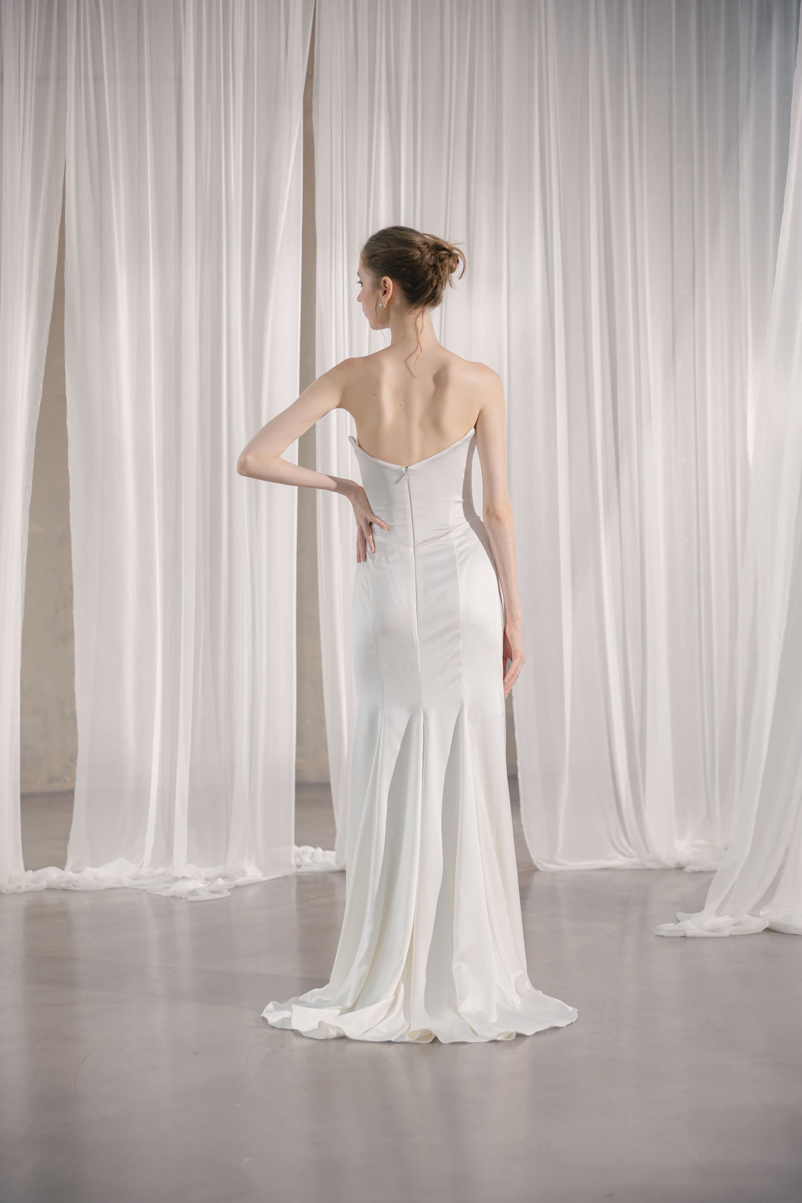 Brautkleid mit Cat-Eye-Ausschnitt, Drapierung und Meerjungfrauenrock Hamburg Brautmode