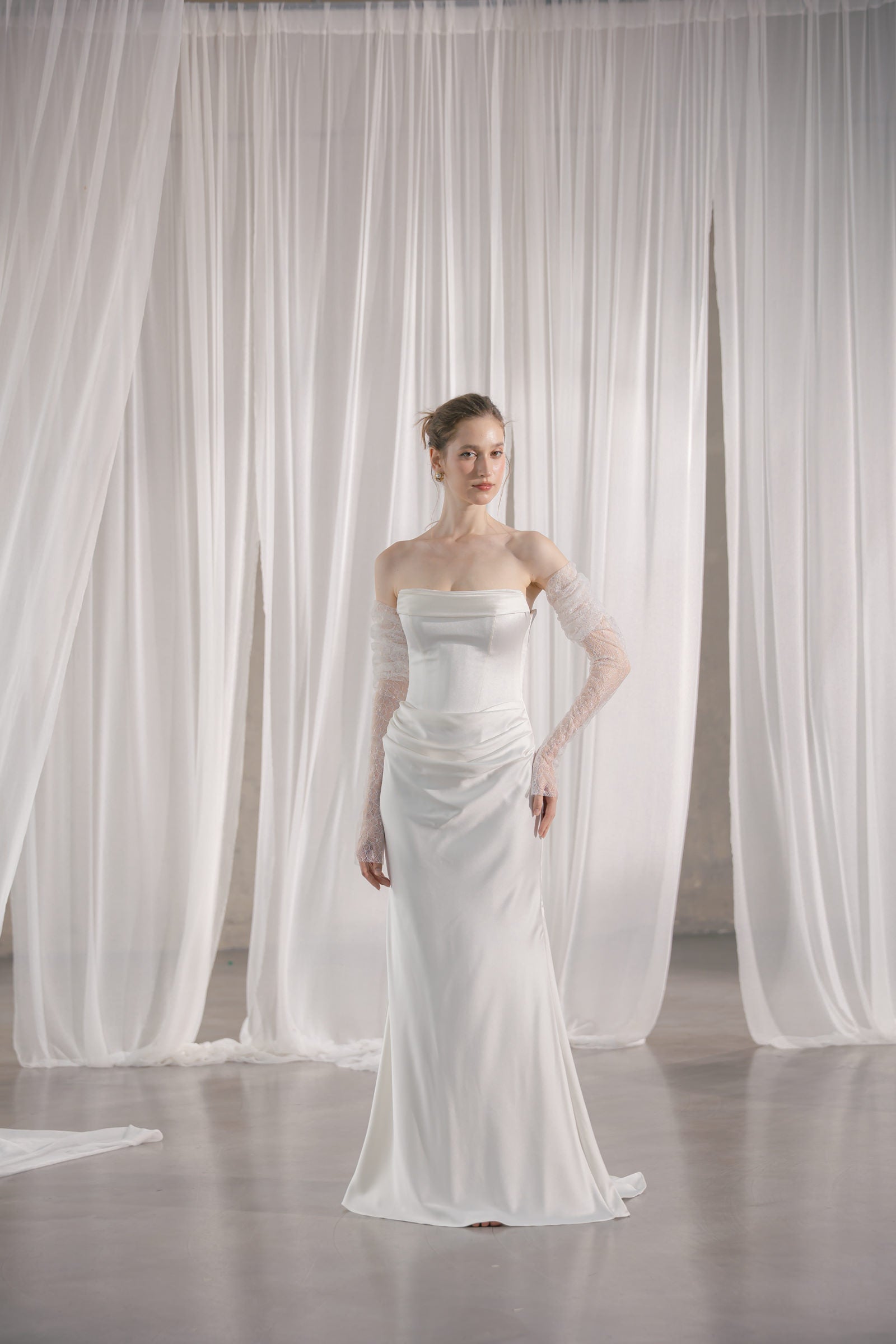 Brautkleid mit Cat-Eye-Ausschnitt, Drapierung und Meerjungfrauenrock Hamburg Brautmode