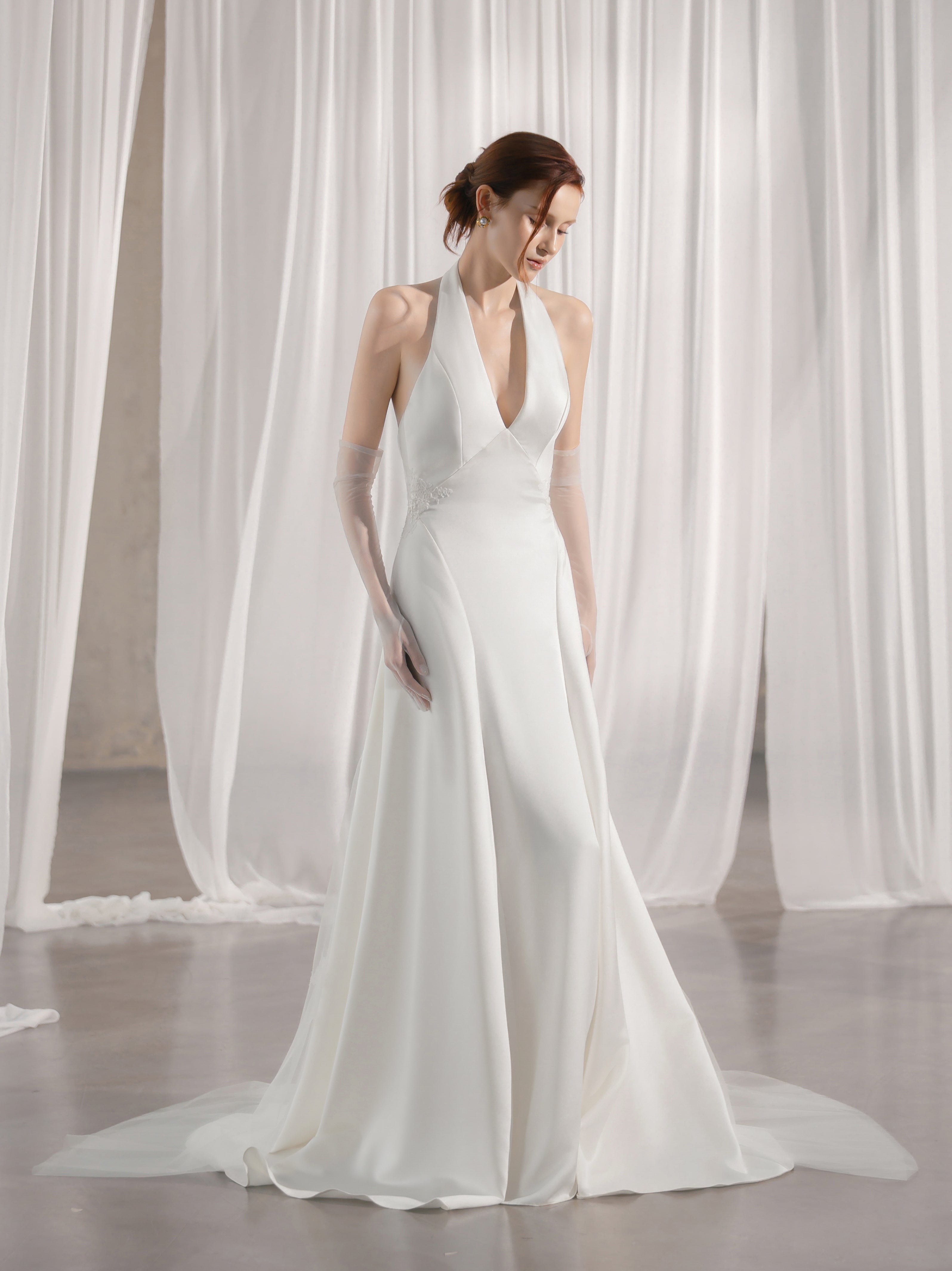Zeitlose Brautmode aus Satin – minimalistisches Hochzeitskleid Hamburg White Cherry