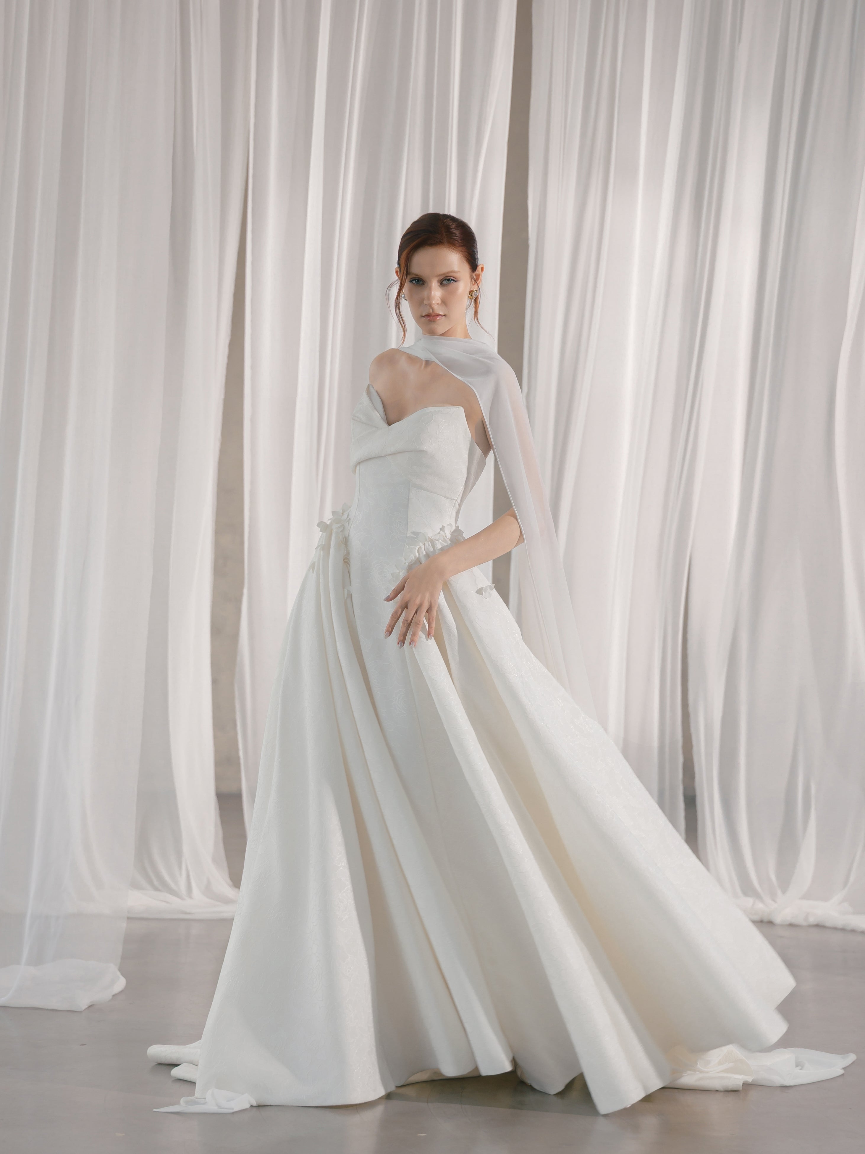 Minimalistisches modernes Brautkleid aus Satin – elegante Brautmode Hamburg