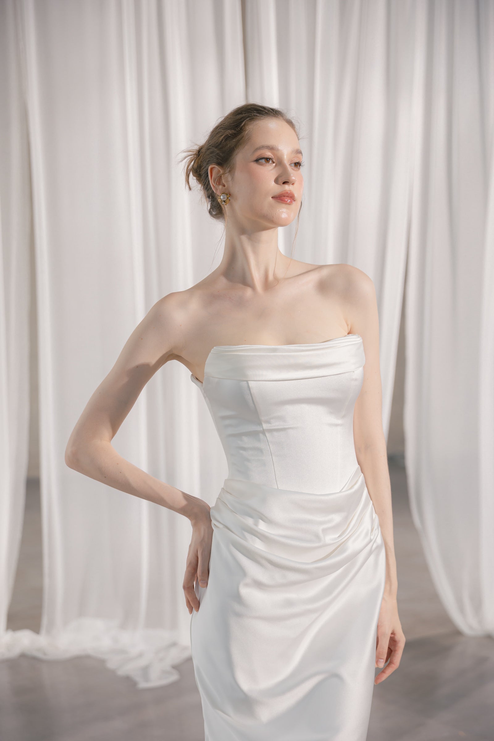 Brautkleid mit Cat-Eye-Ausschnitt, Drapierung und Meerjungfrauenrock Hamburg Brautmode