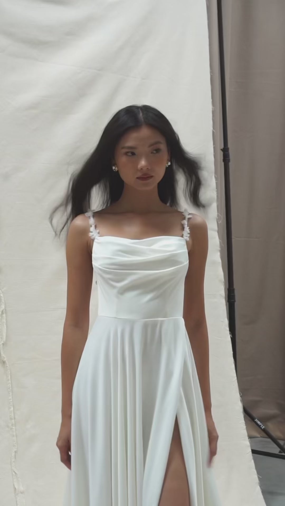 Romantisches Standesamt-Brautkleid mit A-Linien-Rock, 3D-Blumen und transparentem Rücken – Elegantes Design für eine moderne, verspielte Braut.