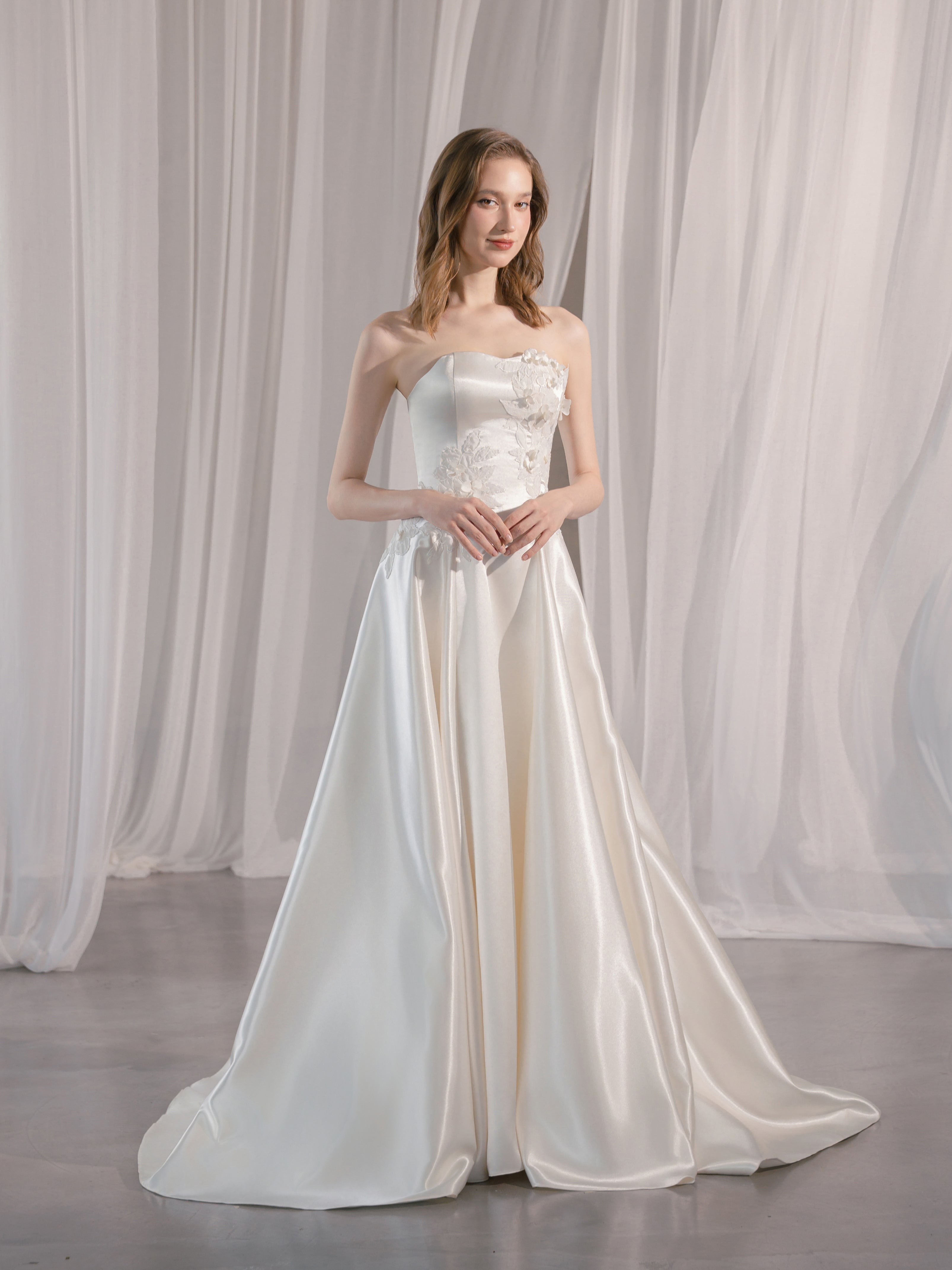 A-Linie Satin Brautkleid trägerlos mit 3D-Blütenapplikationen