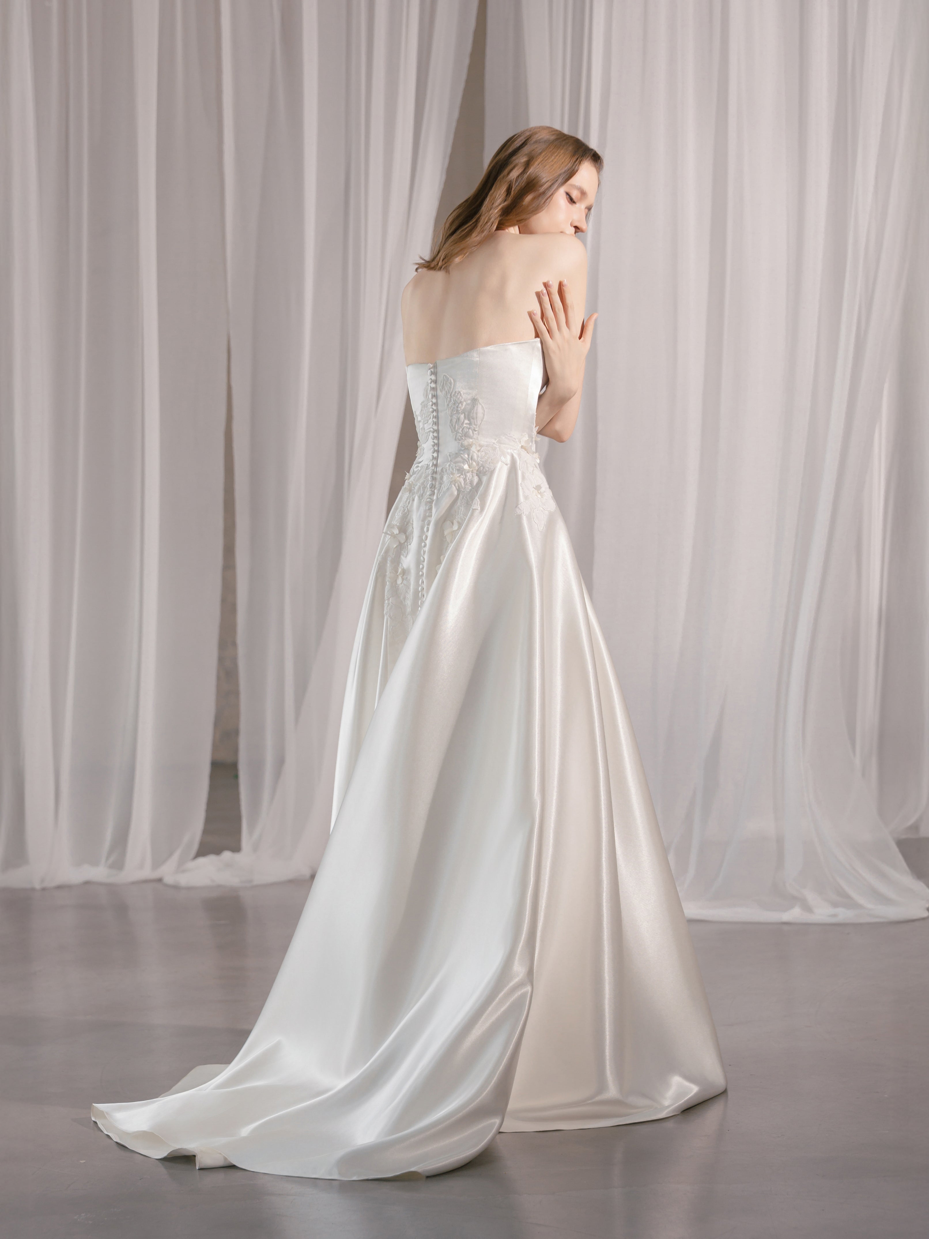 A-Linie Satin Brautkleid trägerlos mit 3D-Blütenapplikationen