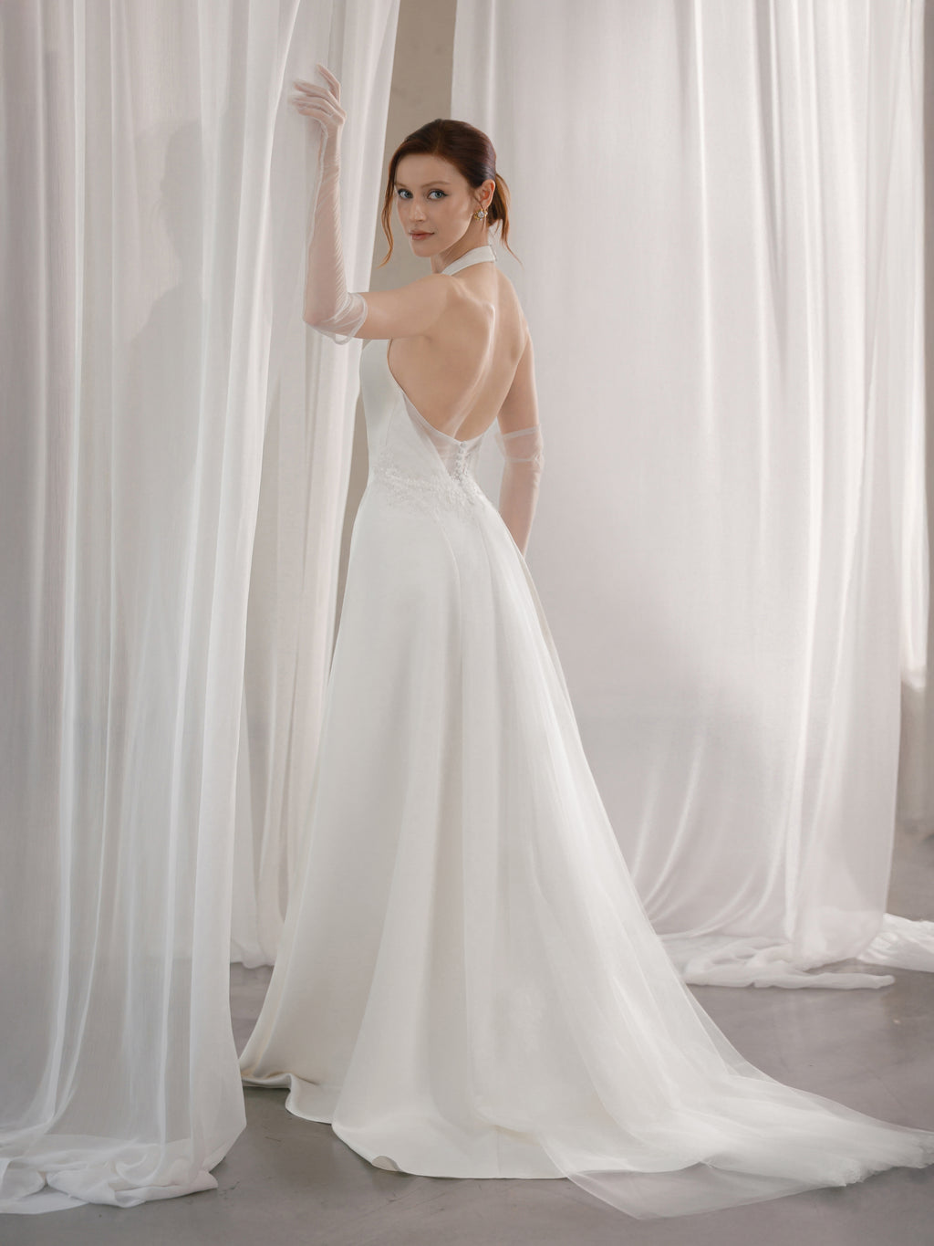 Modernes A-Linien Brautkleid mit offenem Rücken – Minimalist Bridal Style Hamburg
