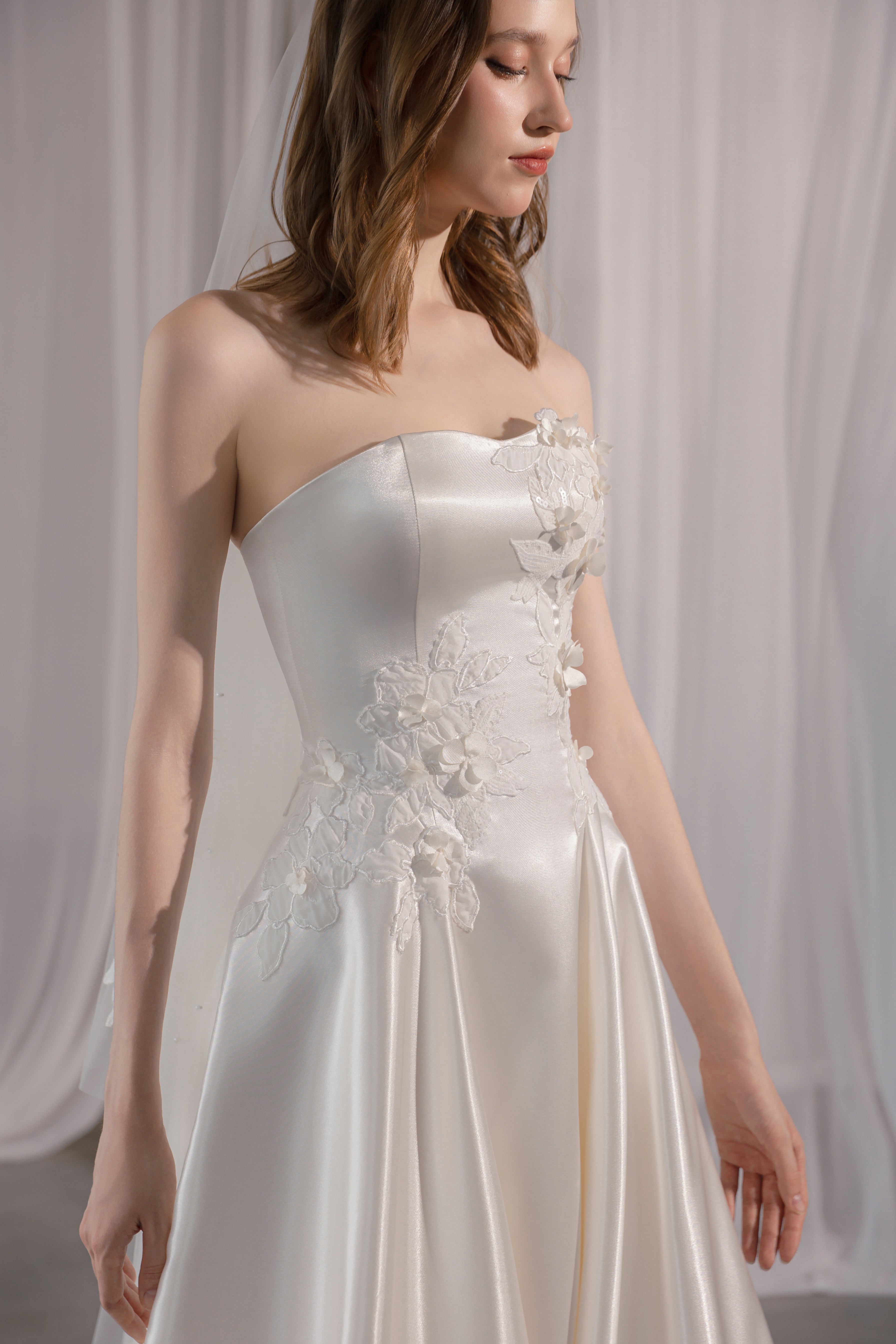 A-Linie Satin Brautkleid trägerlos mit 3D-Blütenapplikationen