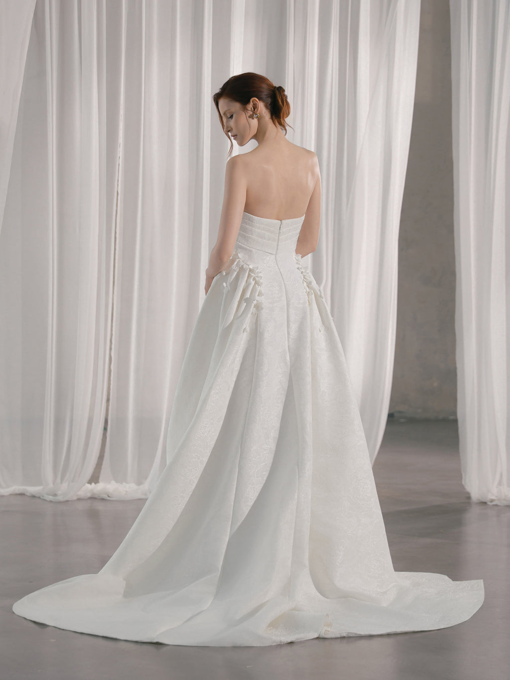 Zeitlose Brautmode aus Satin – minimalistisches Hochzeitskleid Hamburg White Cherry
