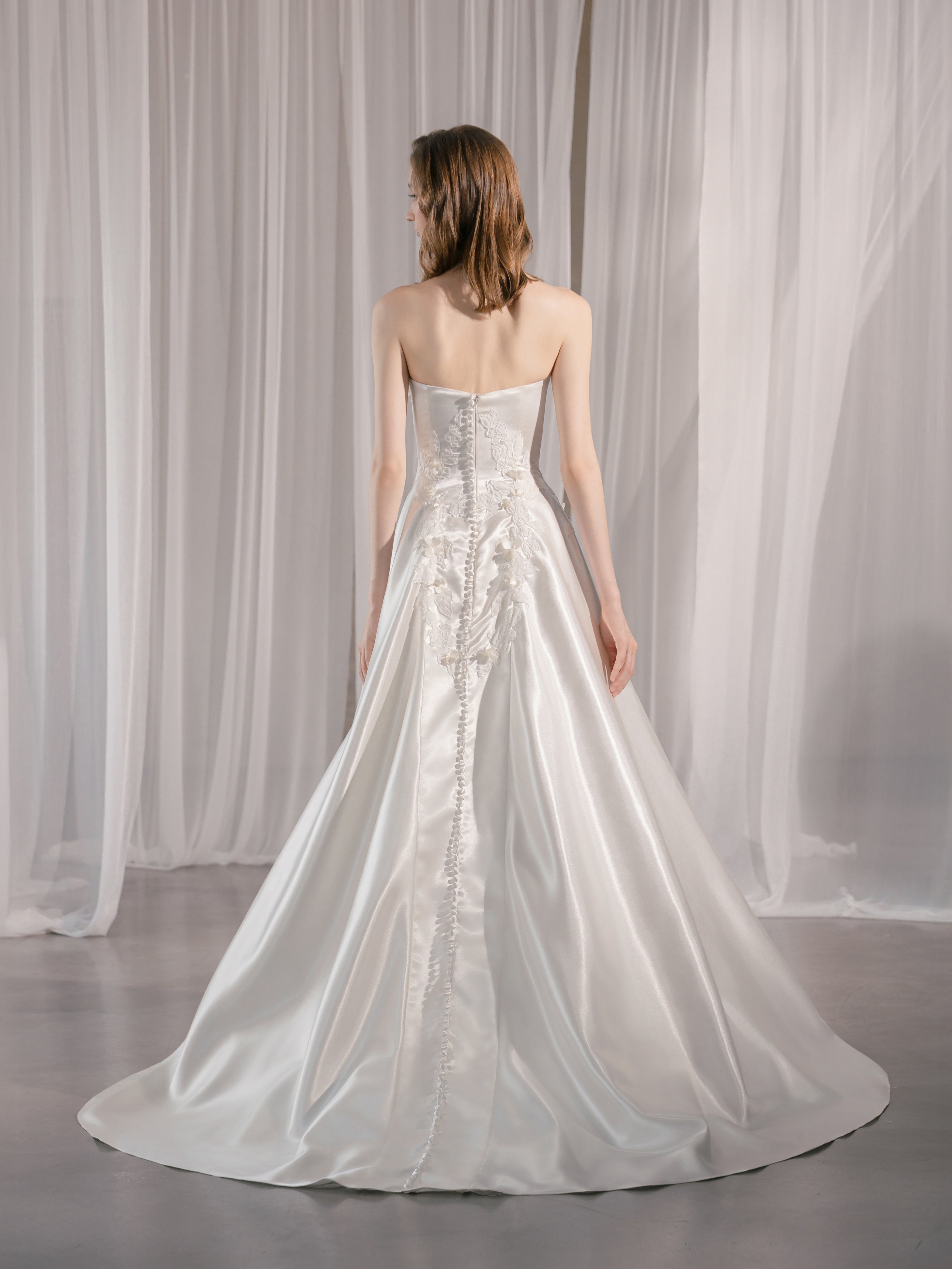 A-Linie Satin Brautkleid trägerlos mit 3D-Blütenapplikationen
