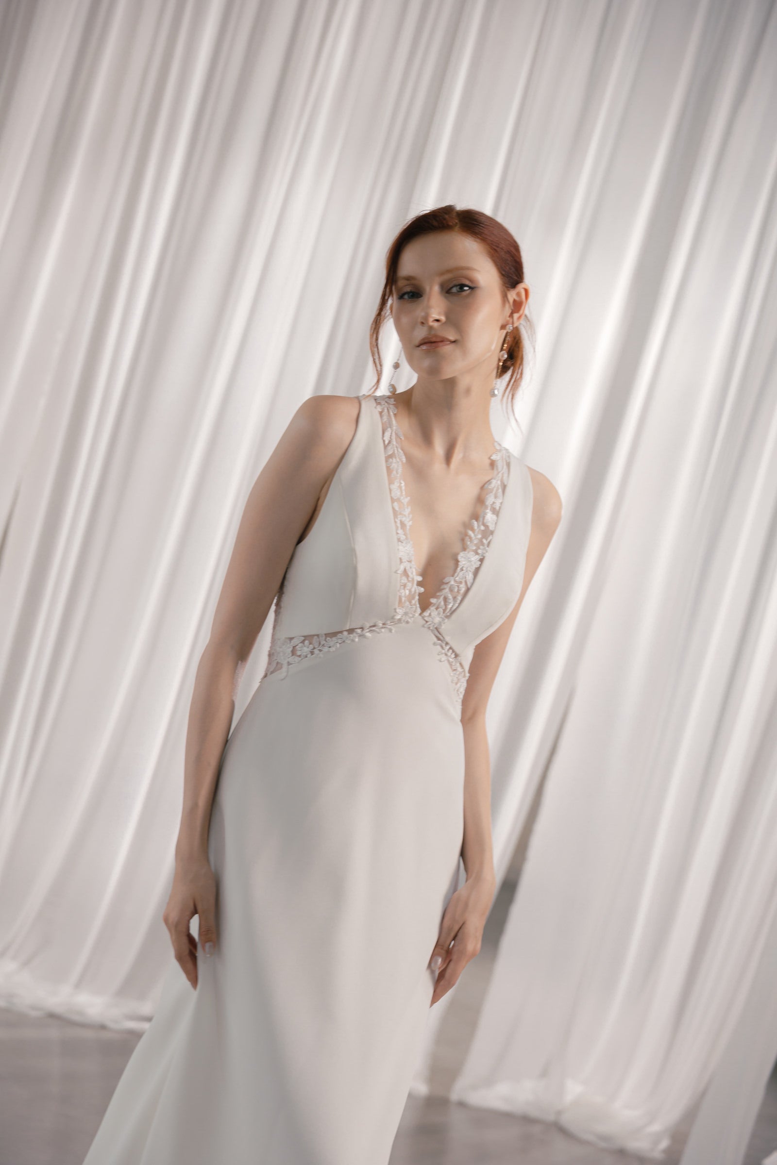 A-Linie Brautkleid Satin mit V-Ausschnitt und Spitze, offener Rücken, lange Schleppe