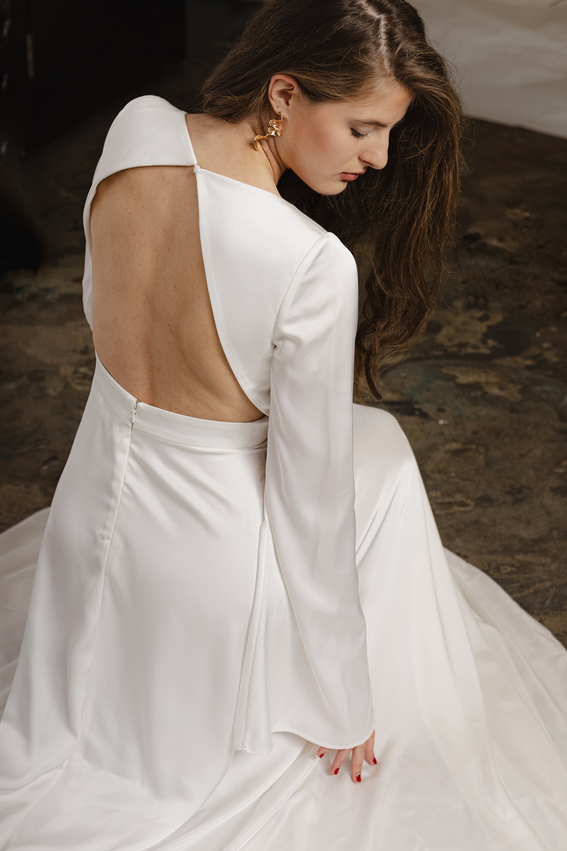 Elegantes Brautkleid für den Herbst: Feminines Design mit Keyhole-Rücken und fließendem A-Linien-Rock
