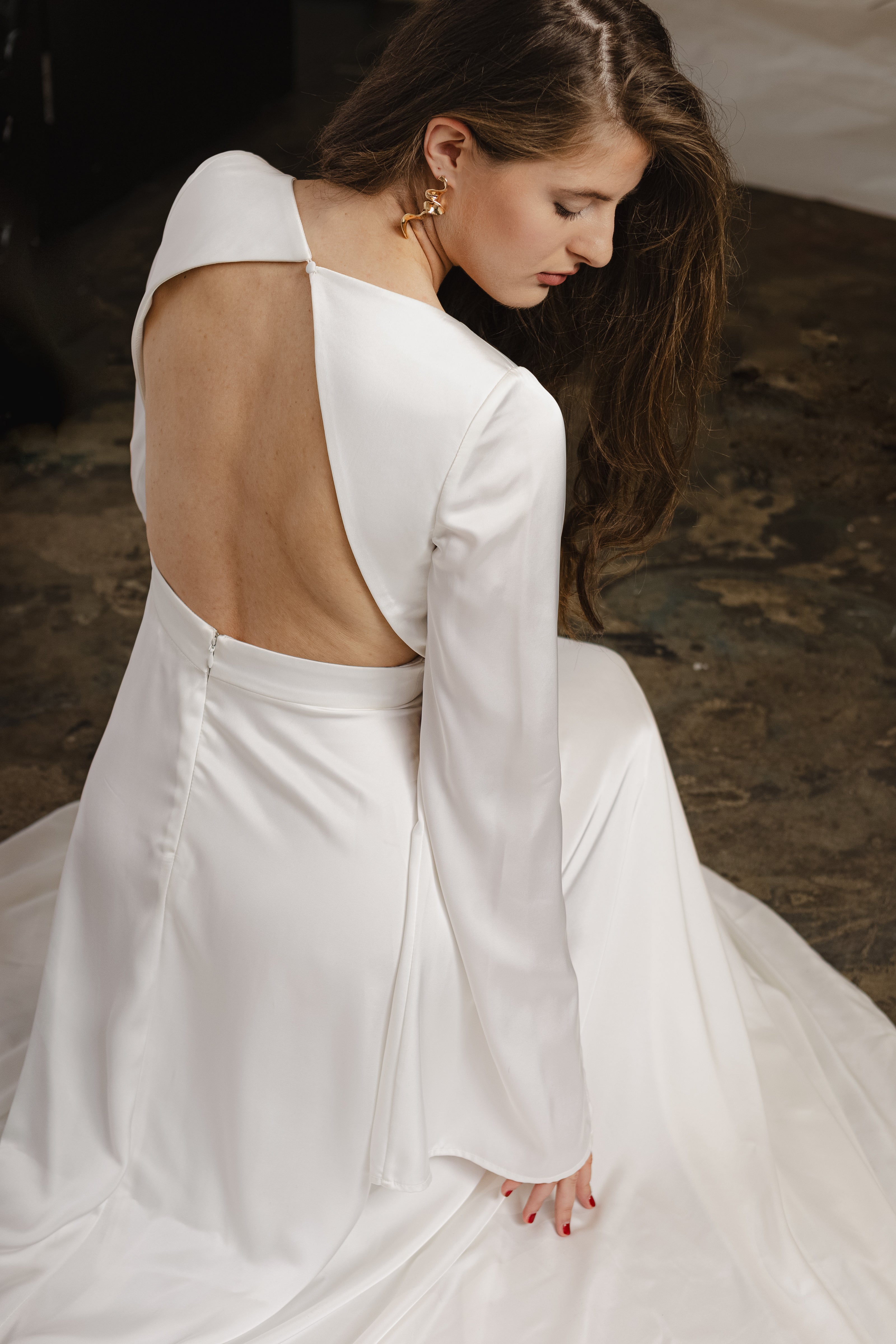 Elegantes Brautkleid für den Herbst: Feminines Design mit Keyhole-Rücken und fließendem A-Linien-Rock