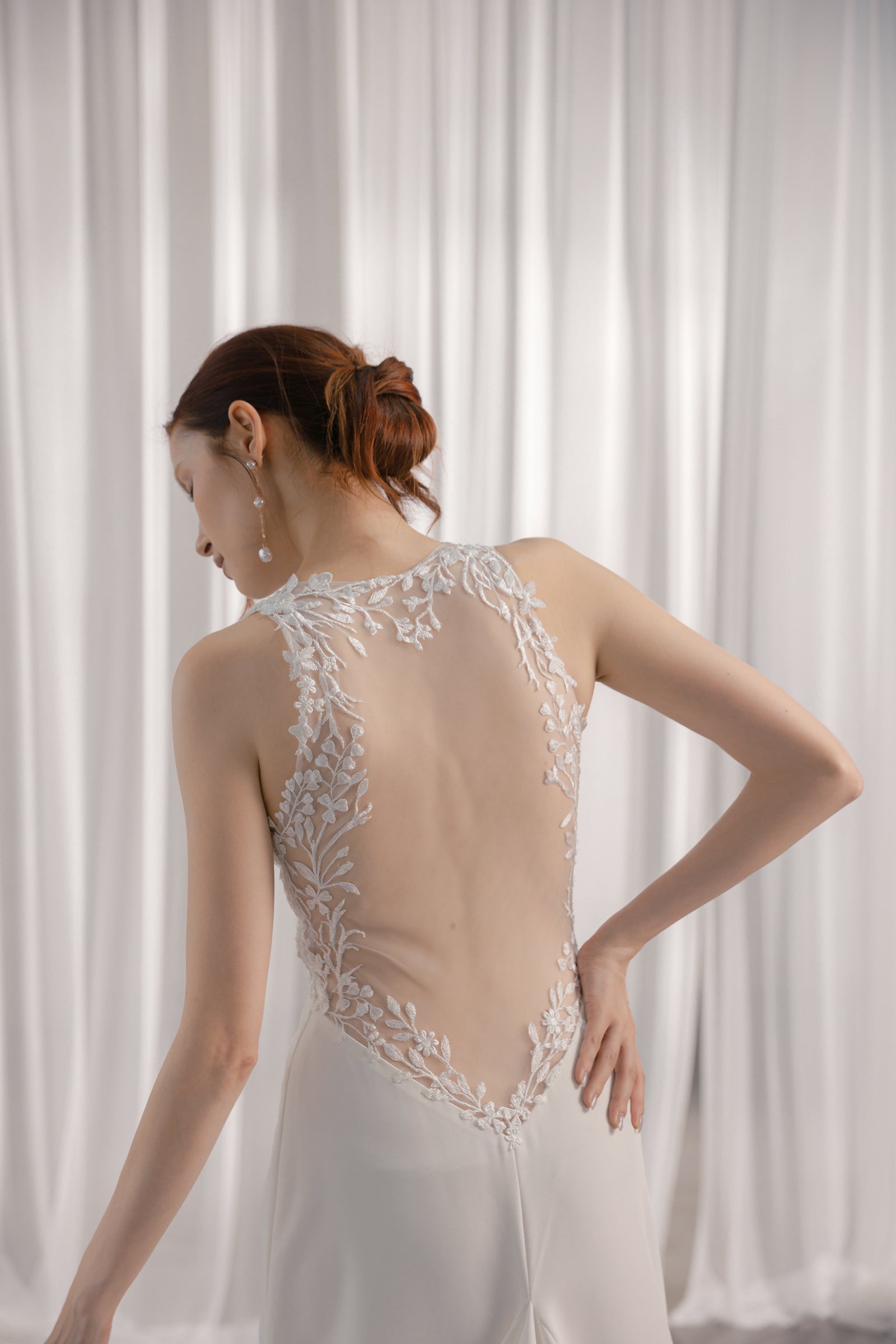 A-Linie Brautkleid Satin mit V-Ausschnitt und Spitze, offener Rücken, lange Schleppe