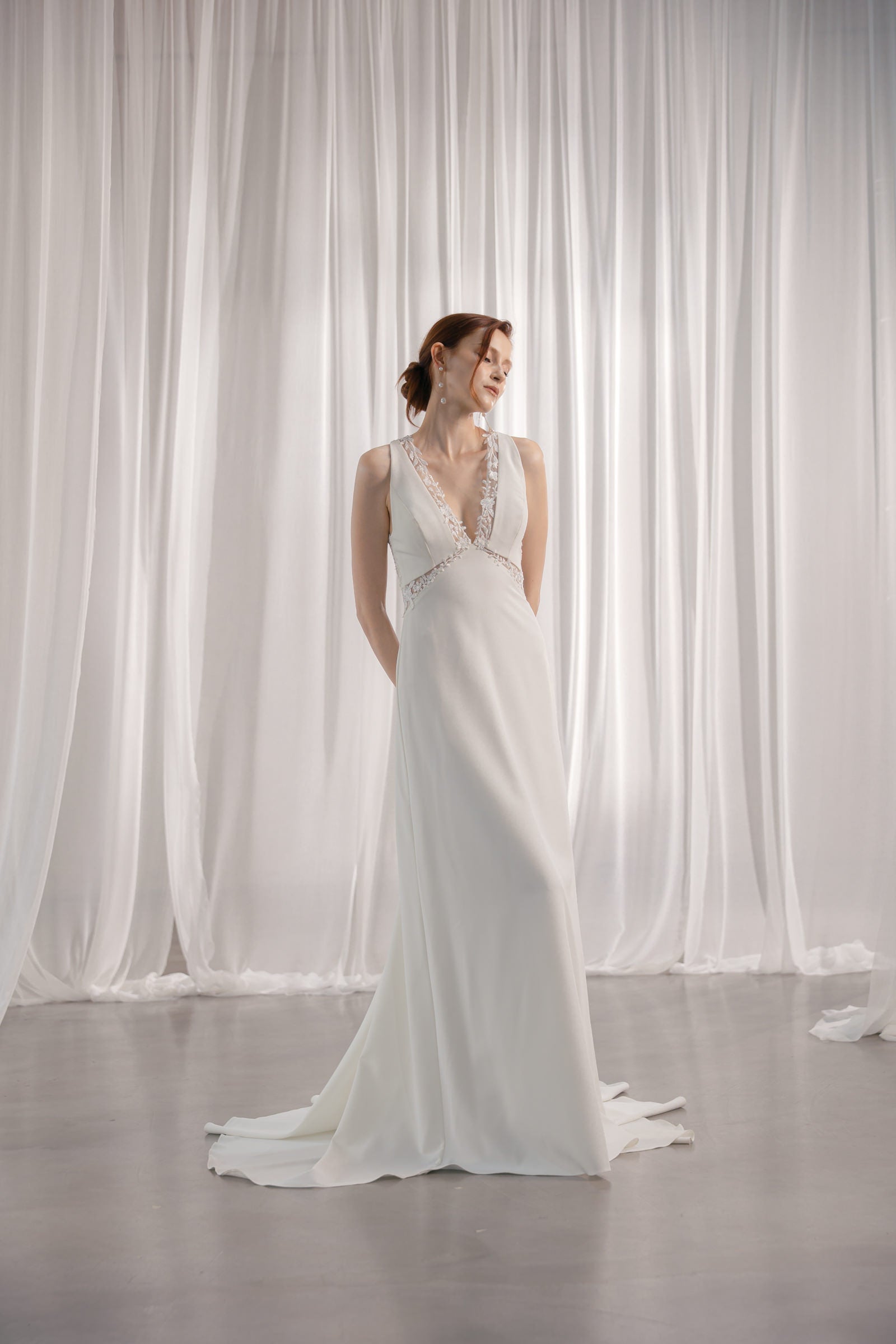 A-Linie Brautkleid Satin mit V-Ausschnitt und Spitze, offener Rücken, lange Schleppe