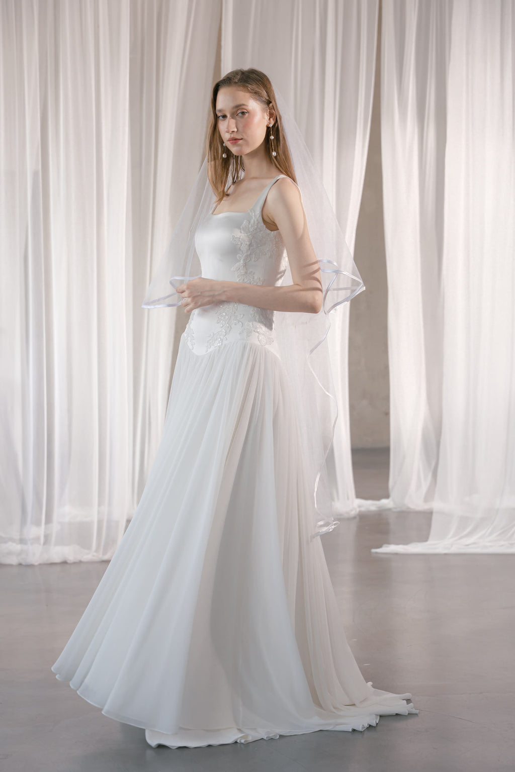 Brautkleid mit Spaghettiträgern und Spitze, Satin-Oberteil und Chiffonrock