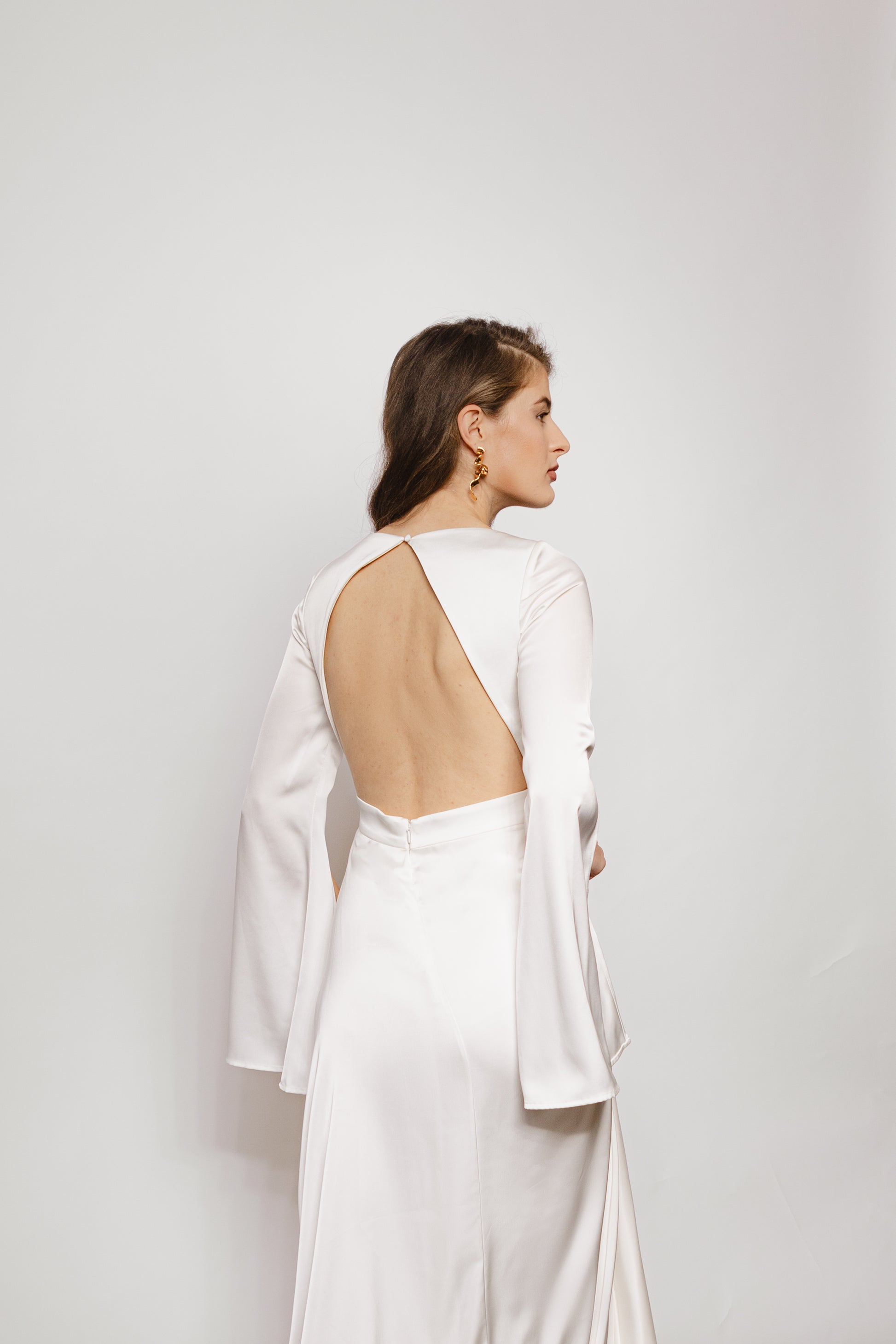 Elegantes Brautkleid für den Herbst: Feminines Design mit Keyhole-Rücken und fließendem A-Linien-Rock