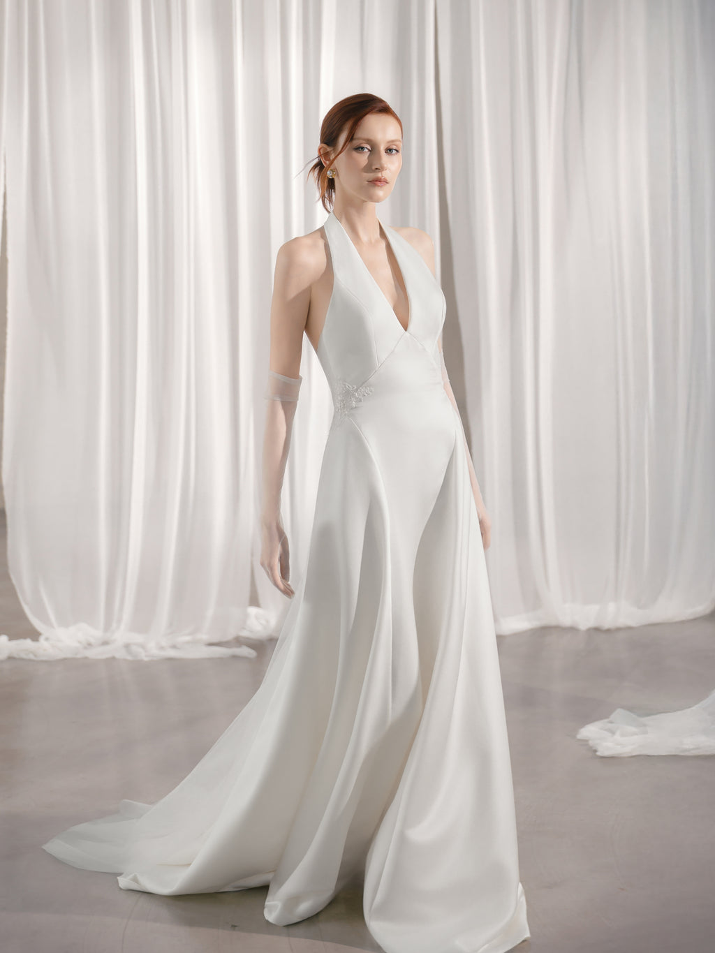 Minimalistisches modernes Brautkleid aus Satin – elegante Brautmode Hamburg