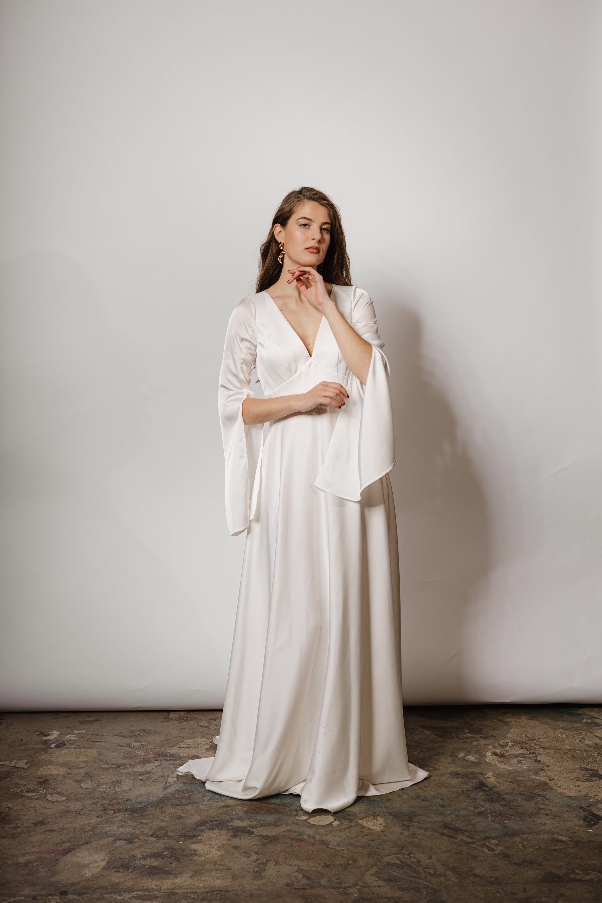 Elegantes Brautkleid für den Herbst: Feminines Design mit Keyhole-Rücken und fließendem A-Linien-Rock
