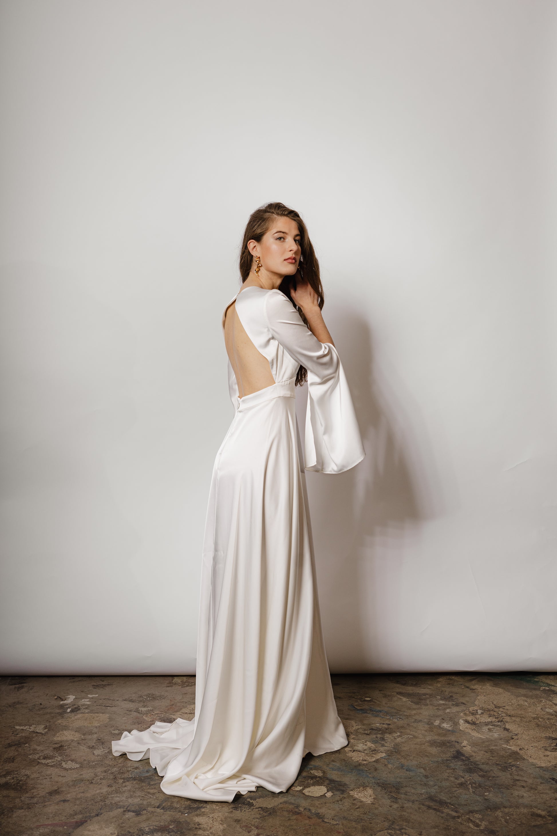 Elegantes Brautkleid für den Herbst: Feminines Design mit Keyhole-Rücken und fließendem A-Linien-Rock