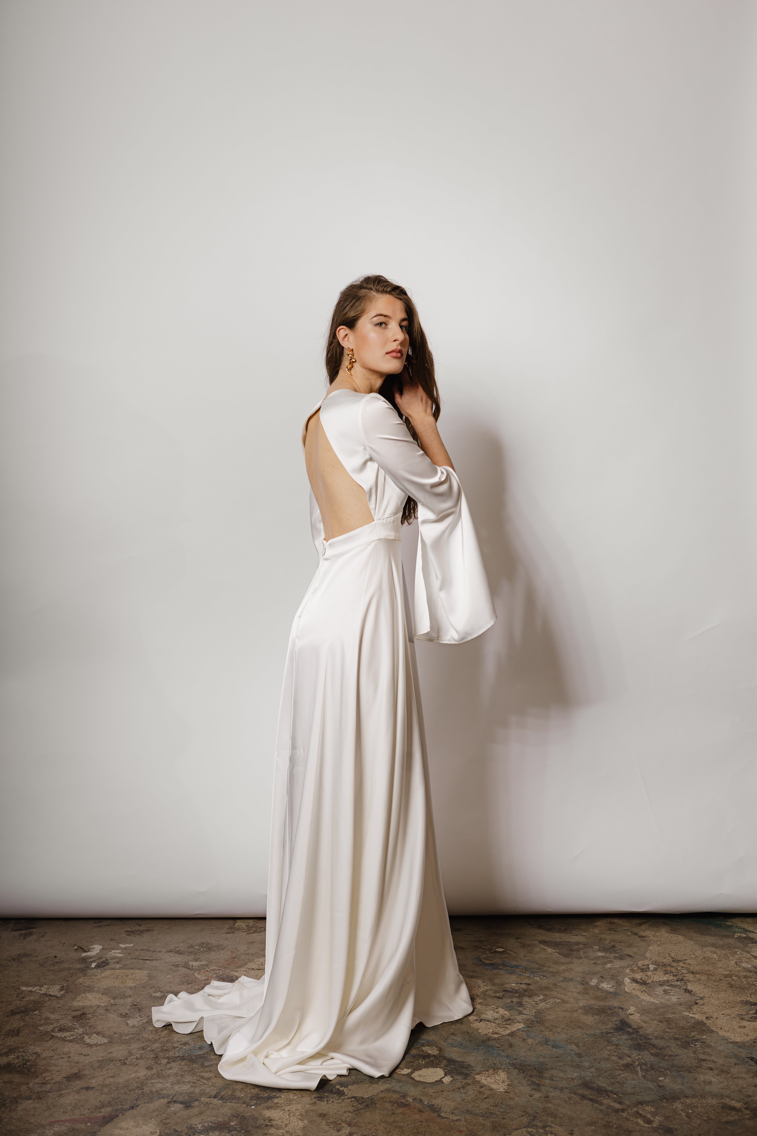 Elegantes Brautkleid für den Herbst: Feminines Design mit Keyhole-Rücken und fließendem A-Linien-Rock