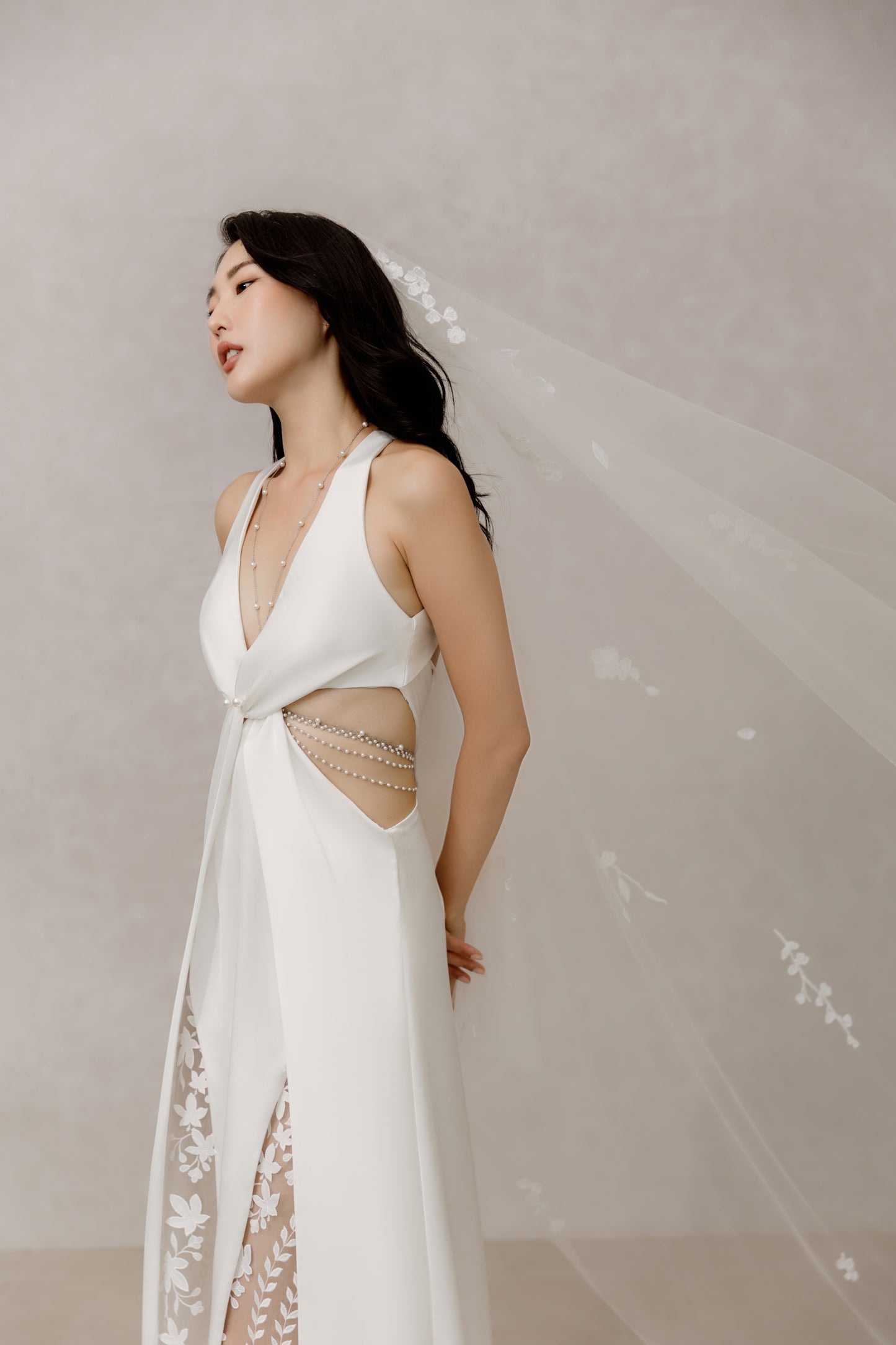 Minimalistisch, Clean, modern, einfaches Hochzeitskleid aus Satin und Spitz
