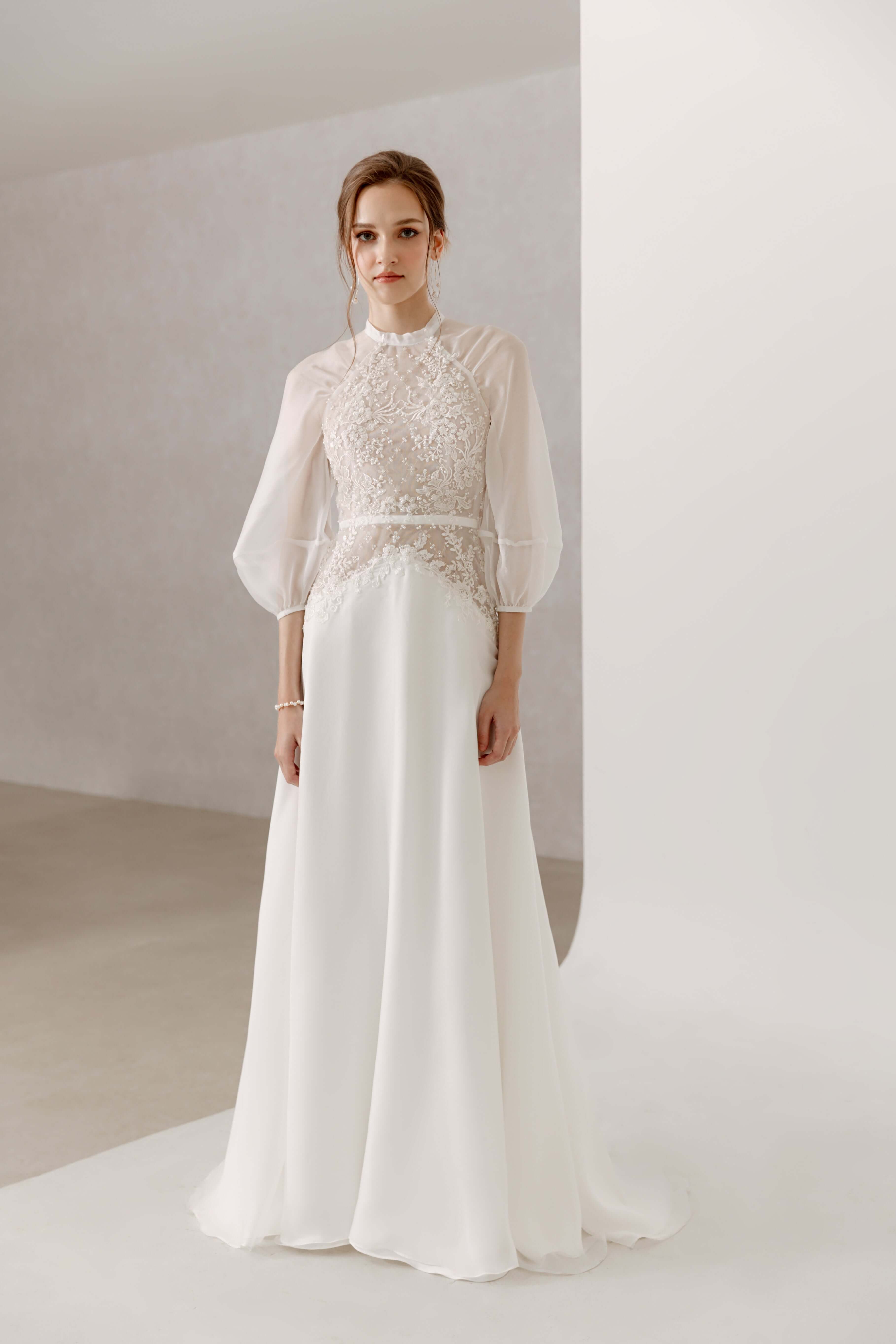 Hochzeitskleid mit langen Ärmeln, transparenten Lattenärmeln und Organza-Stoff Brautmode Hamburg