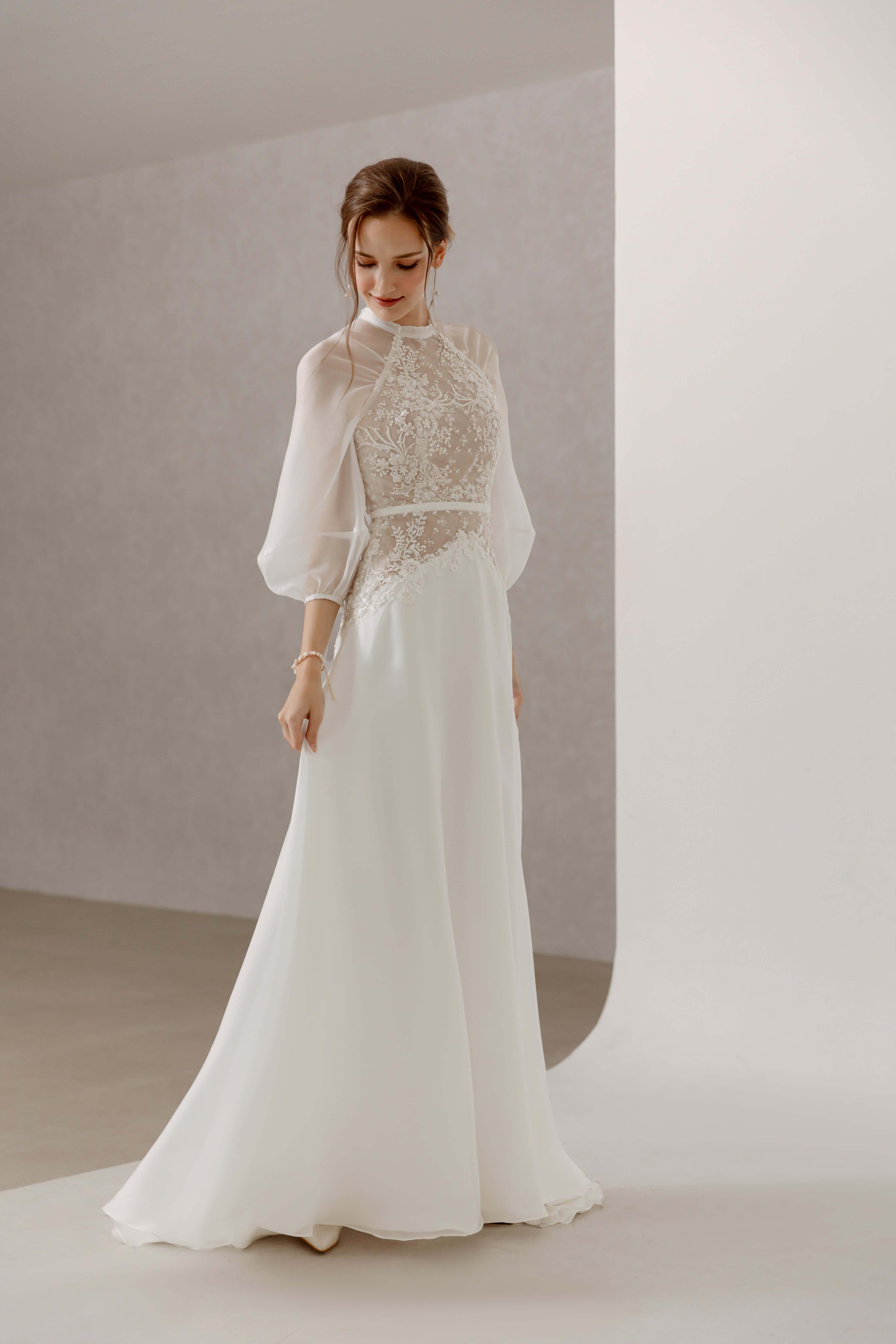 Hochzeitskleid mit langen Ärmeln, transparenten Lattenärmeln und Organza-Stoff Brautmode Hamburg