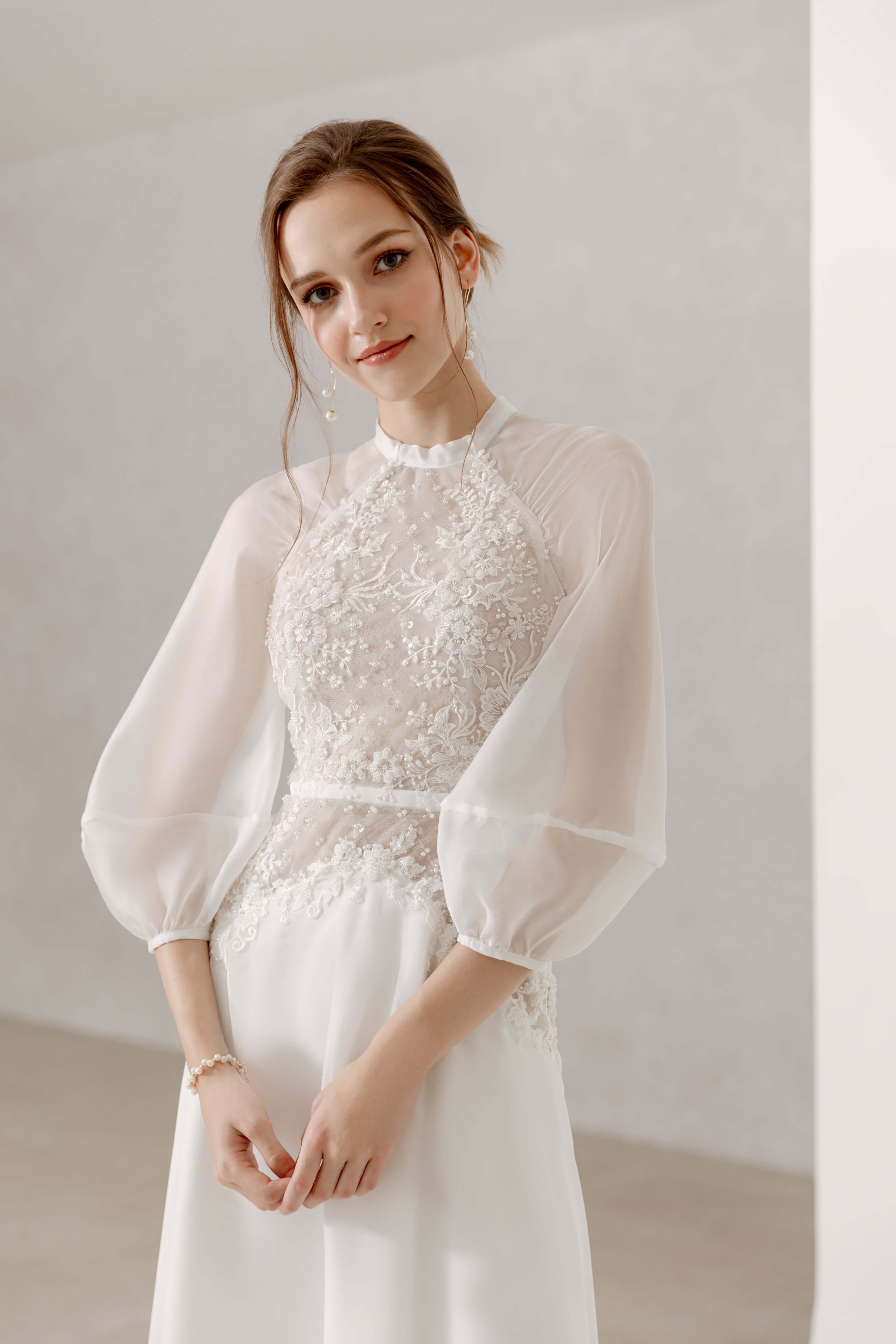 Hochzeitskleid mit langen Ärmeln, transparenten Lattenärmeln und Organza-Stoff Brautmode Hamburg