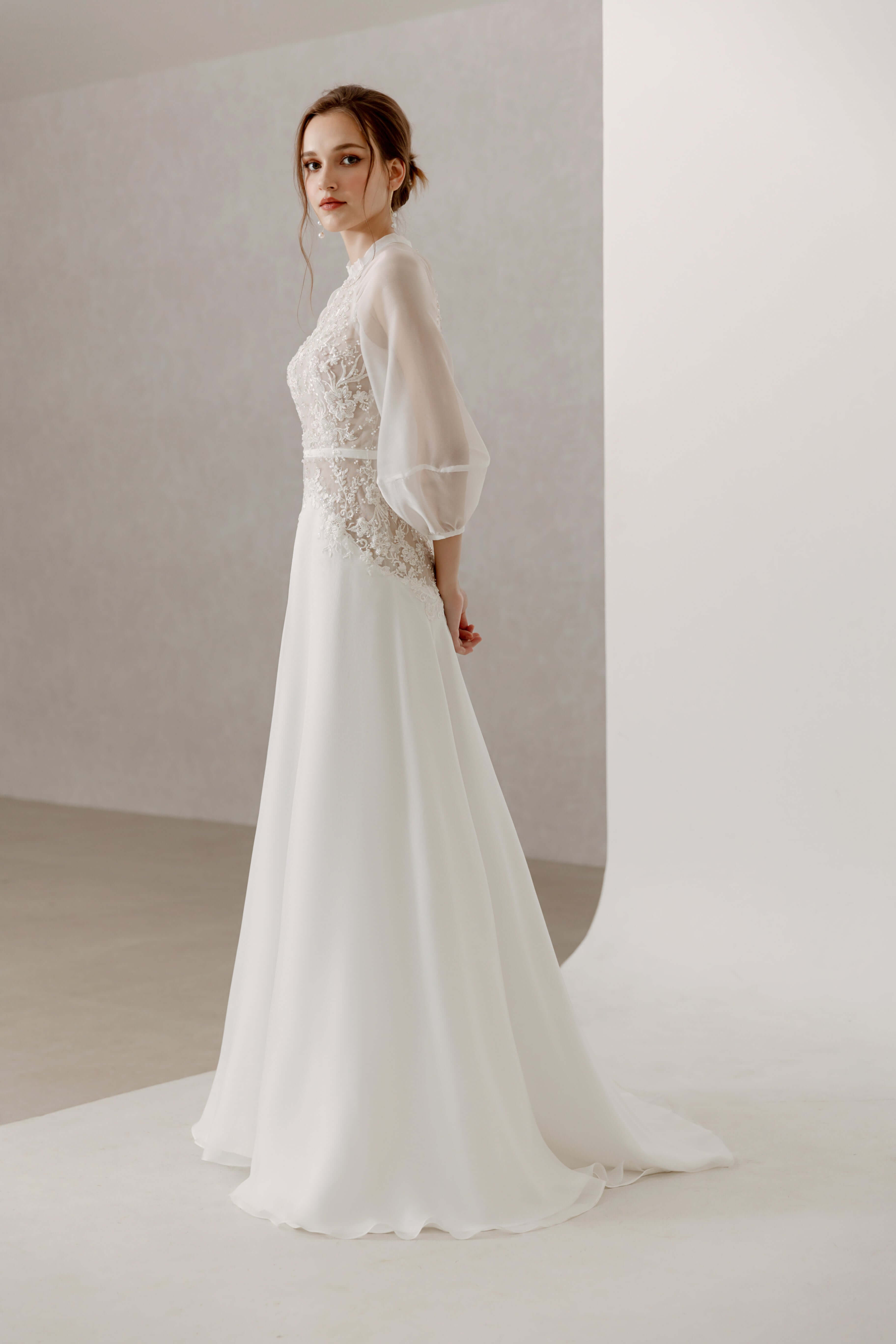 Hochzeitskleid mit langen Ärmeln, transparenten Lattenärmeln und Organza-Stoff Brautmode Hamburg
