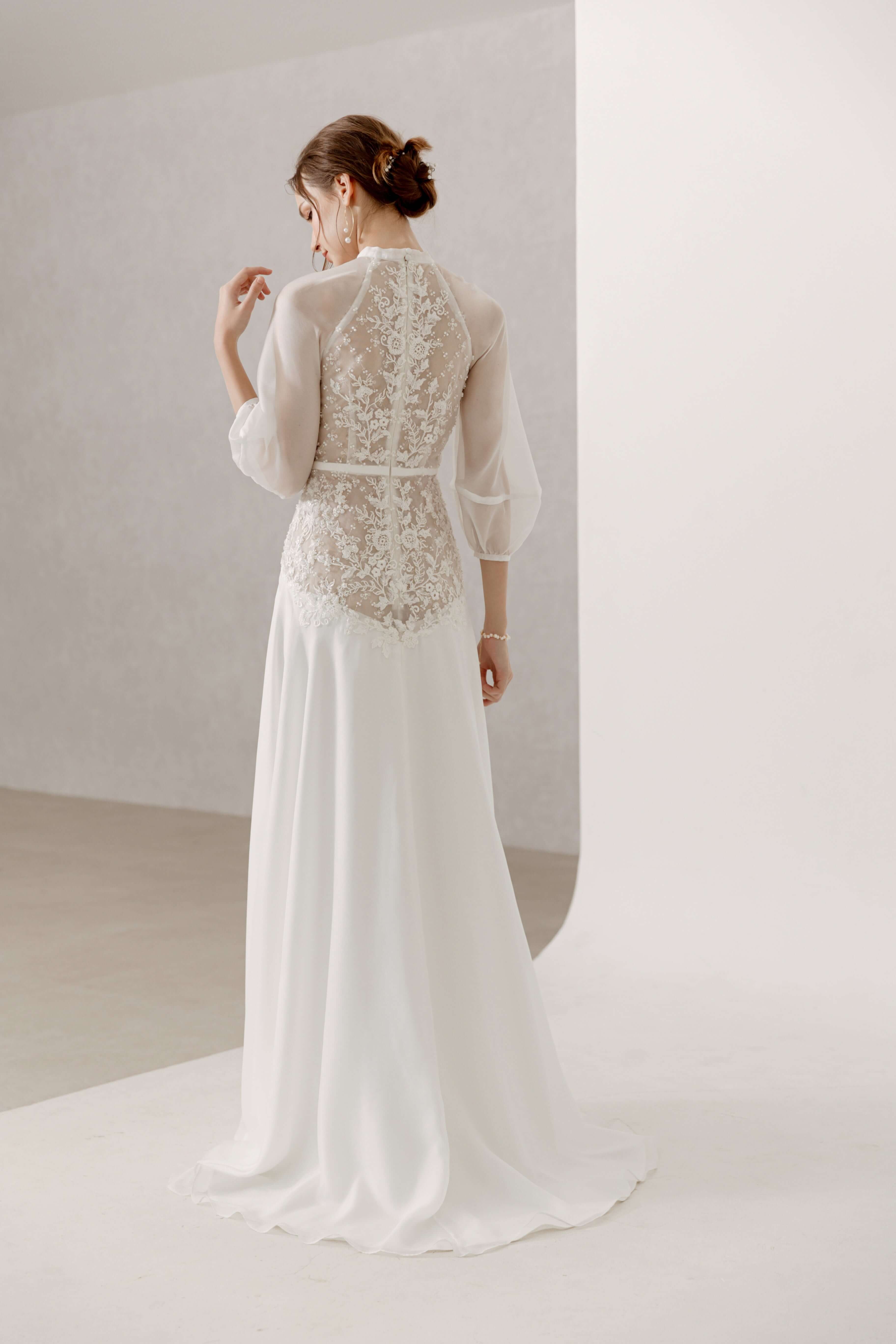 Hochzeitskleid mit langen Ärmeln, transparenten Lattenärmeln und Organza-Stoff Brautmode Hamburg