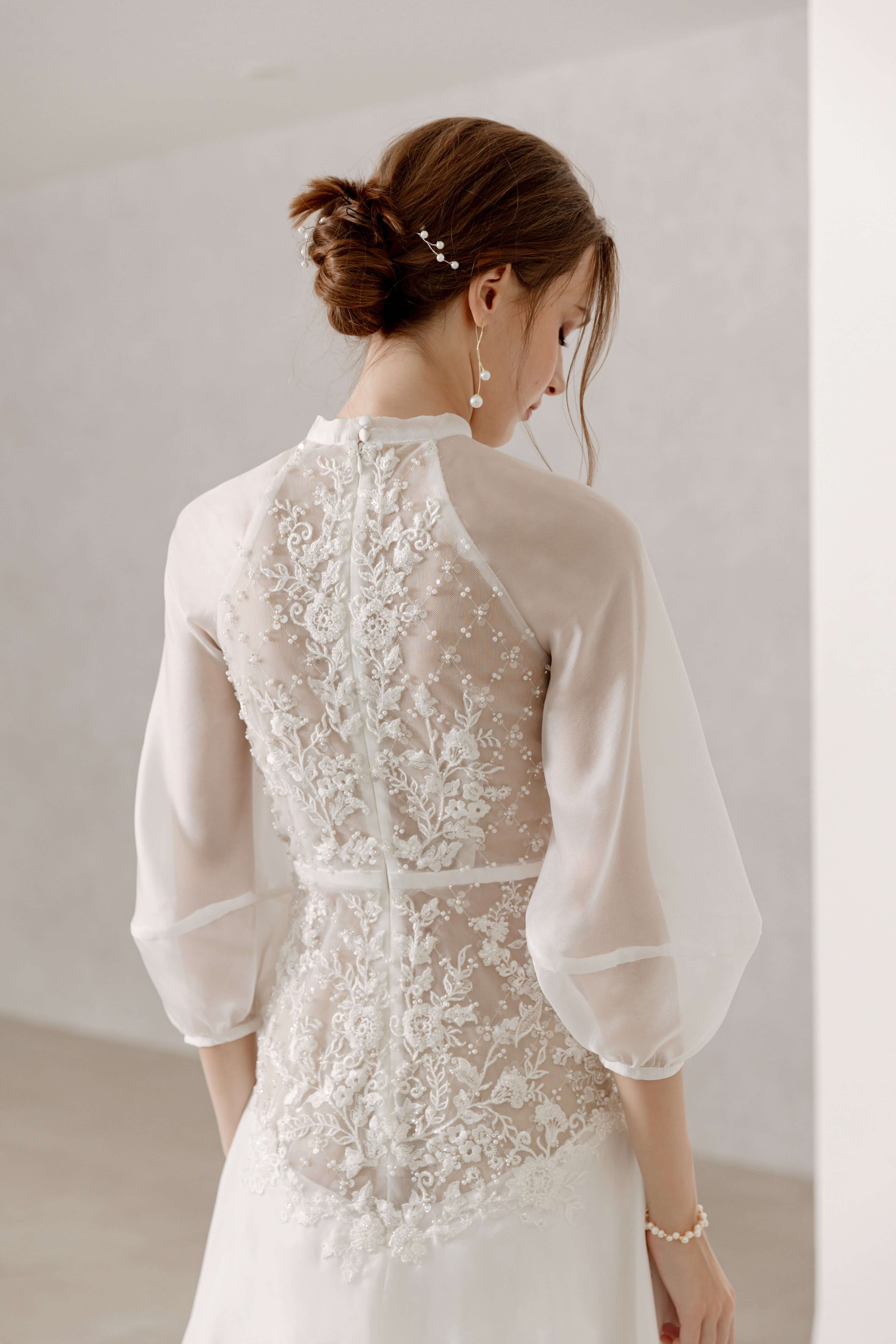Hochzeitskleid mit langen Ärmeln, transparenten Lattenärmeln und Organza-Stoff Brautmode Hamburg
