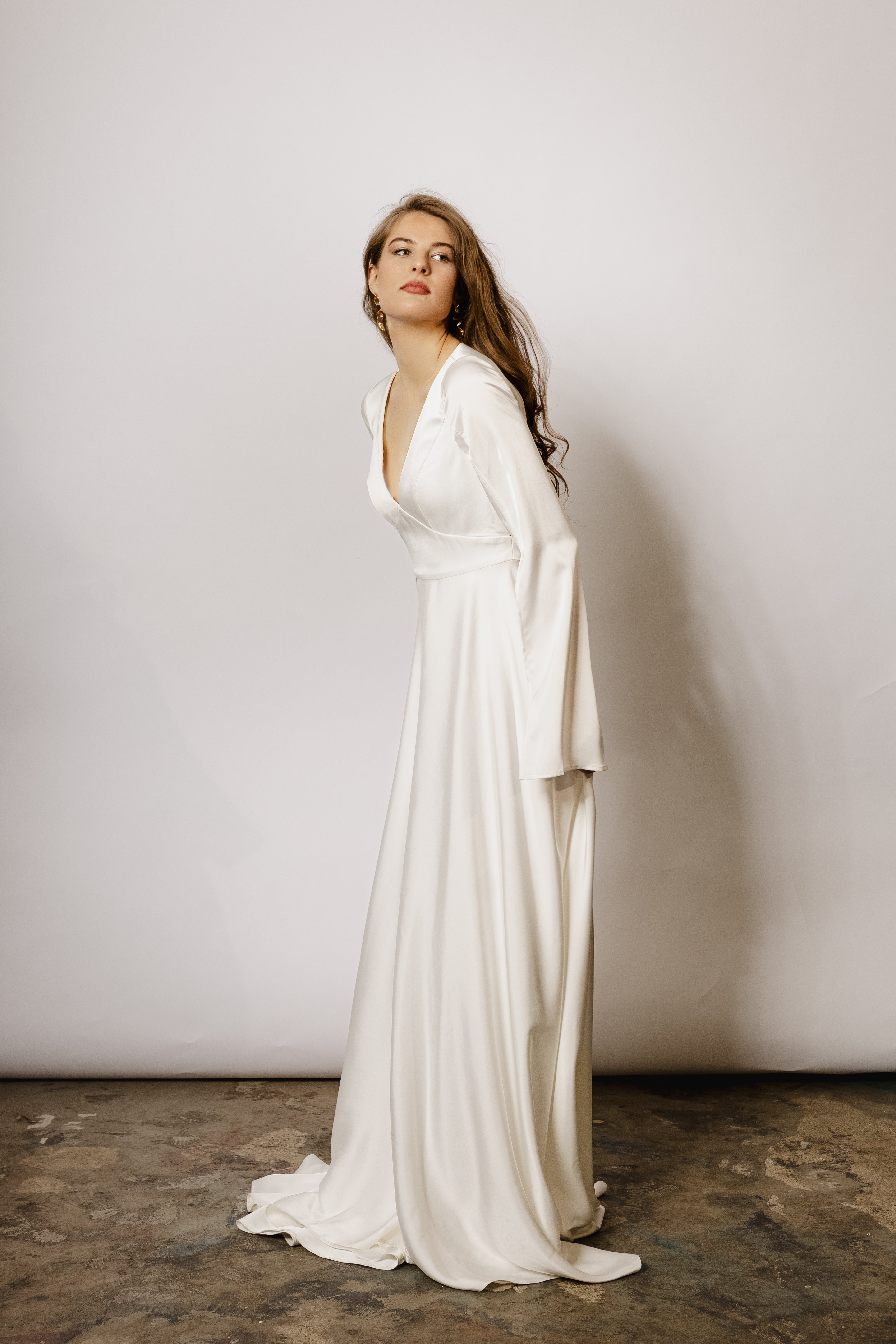 Elegantes Brautkleid für den Herbst: Feminines Design mit Keyhole-Rücken und fließendem A-Linien-Rock