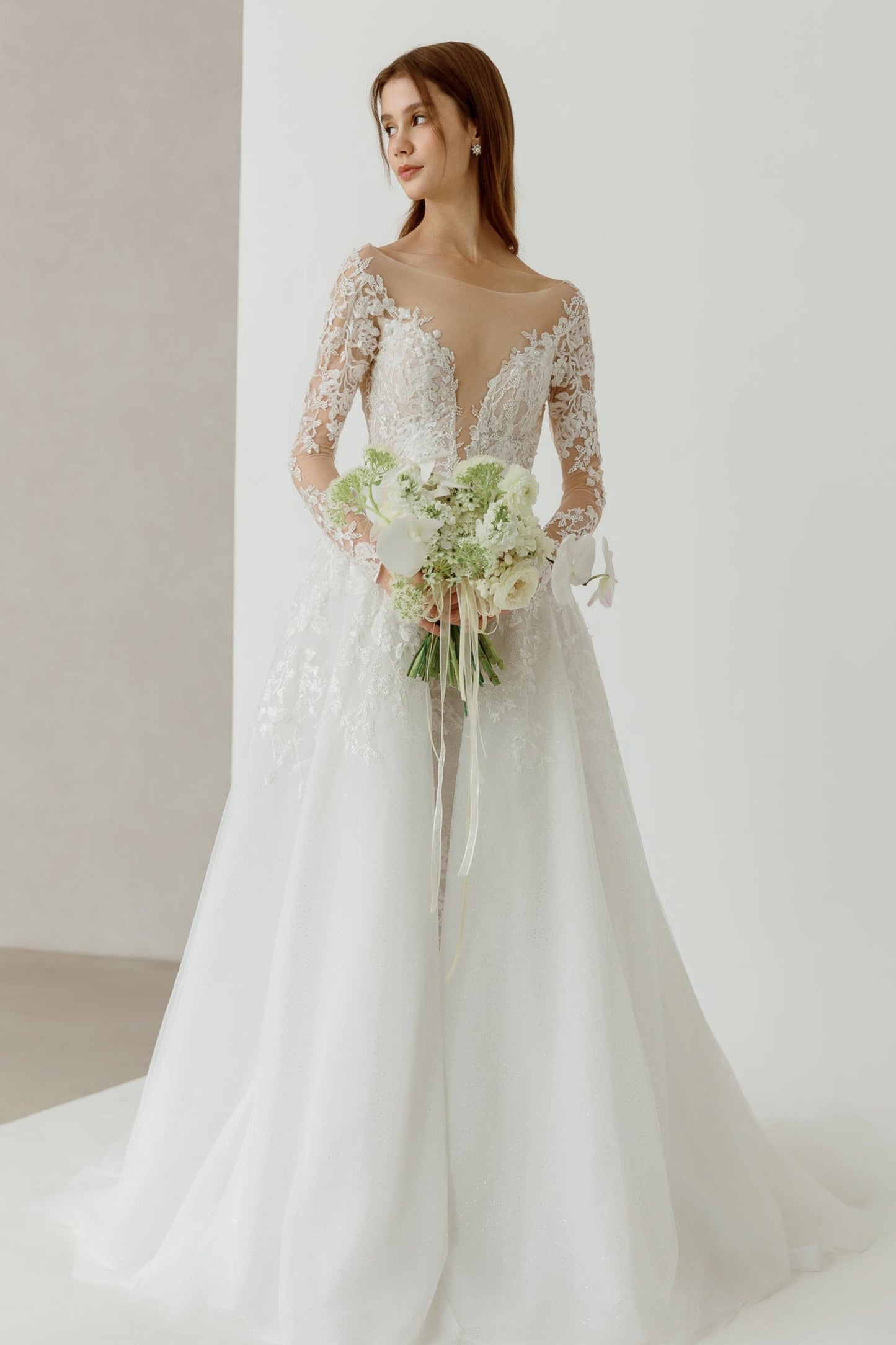 Brautkleid mit tiefem V-Ausschnitt, Spitze und Meerjungfrauenrock V deep neckline wedding dress with lace and mermaid skirt