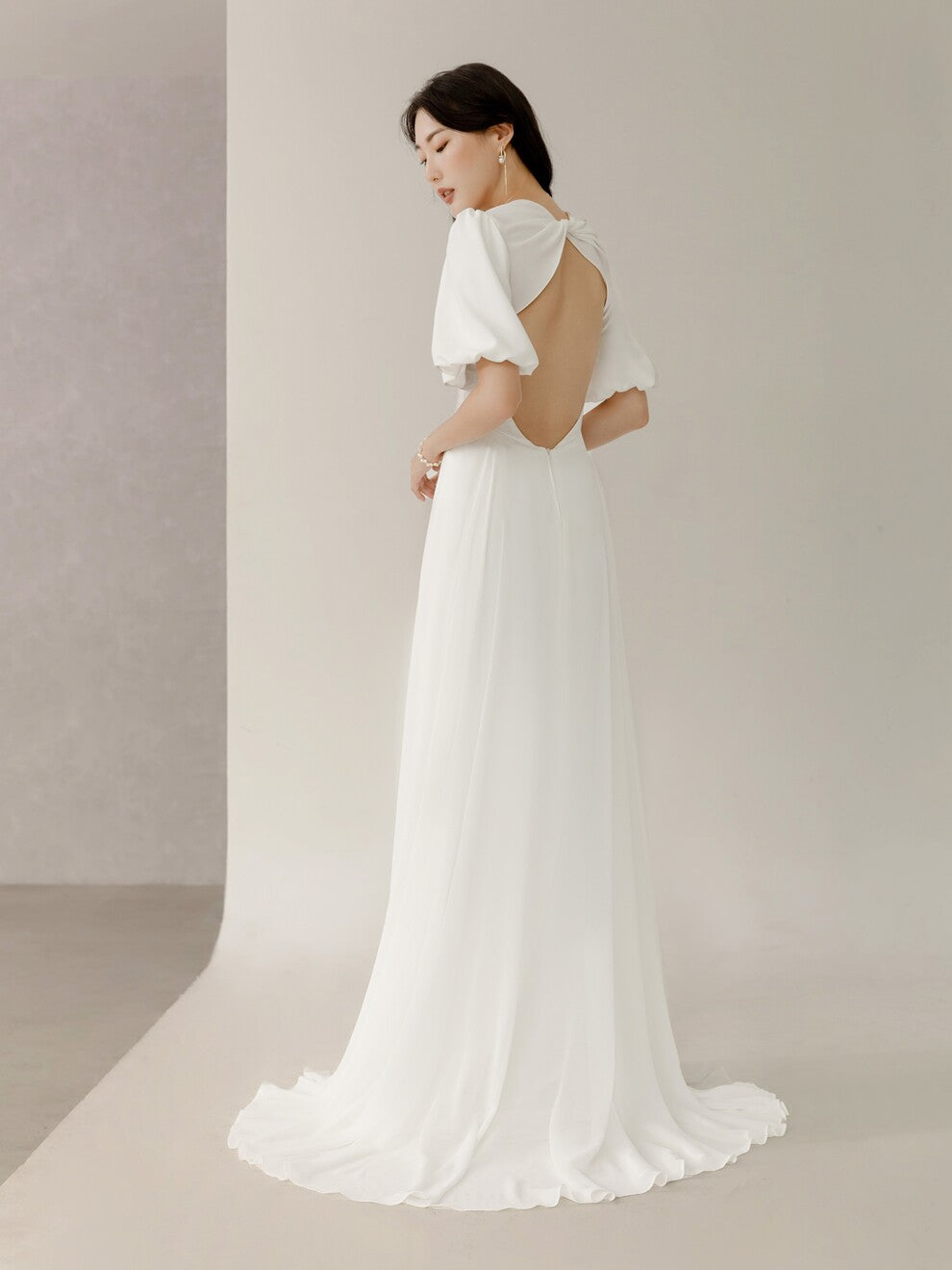 Langarmiges, rückenfreies, minimalistisches und schlichtes Hochzeitskleid aus Krepp verlobungskleider Standesamt Puffärmeln