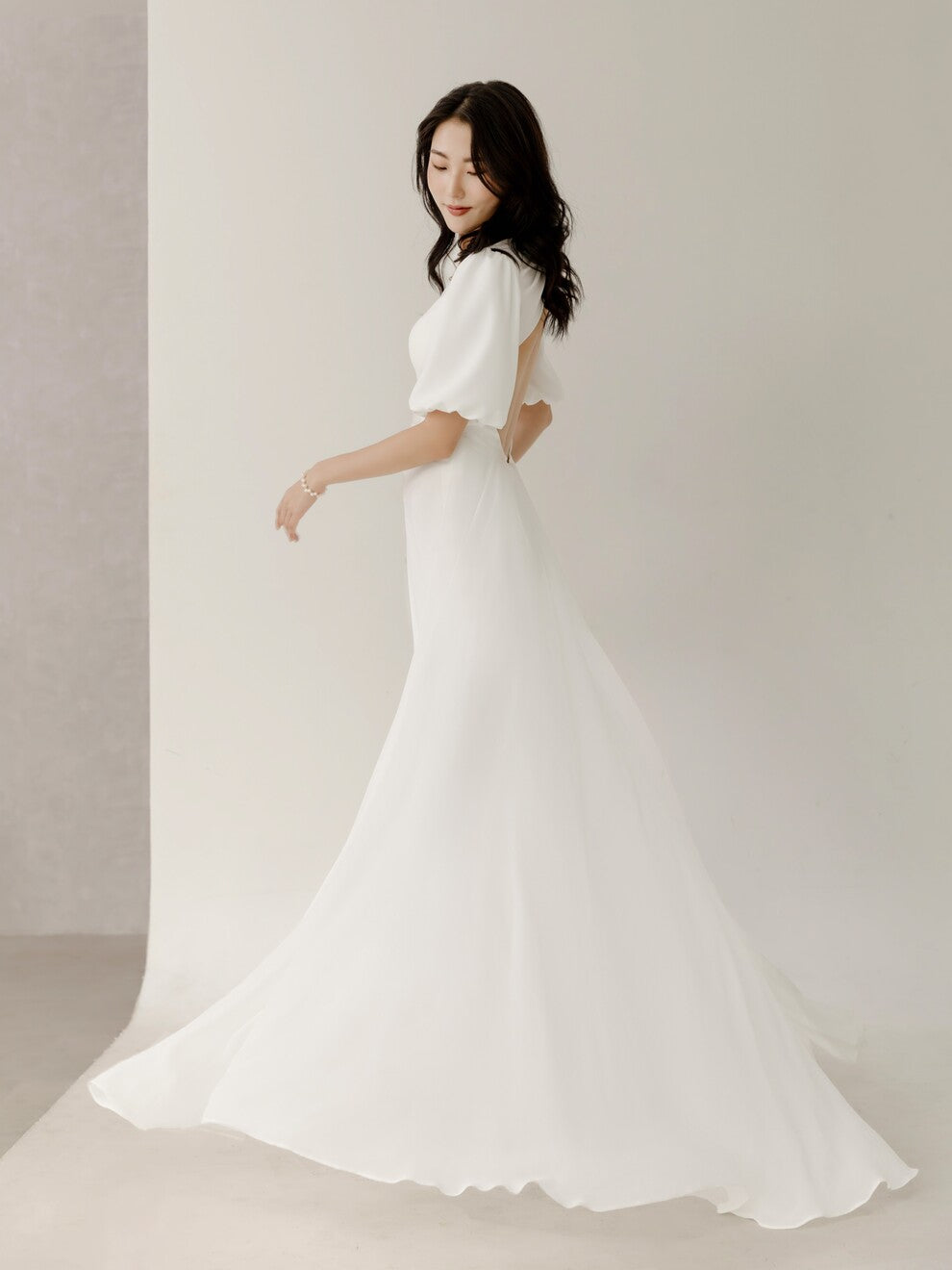 Langarmiges, rückenfreies, minimalistisches und schlichtes Hochzeitskleid aus Krepp verlobungskleider Standesamt Puffärmeln
