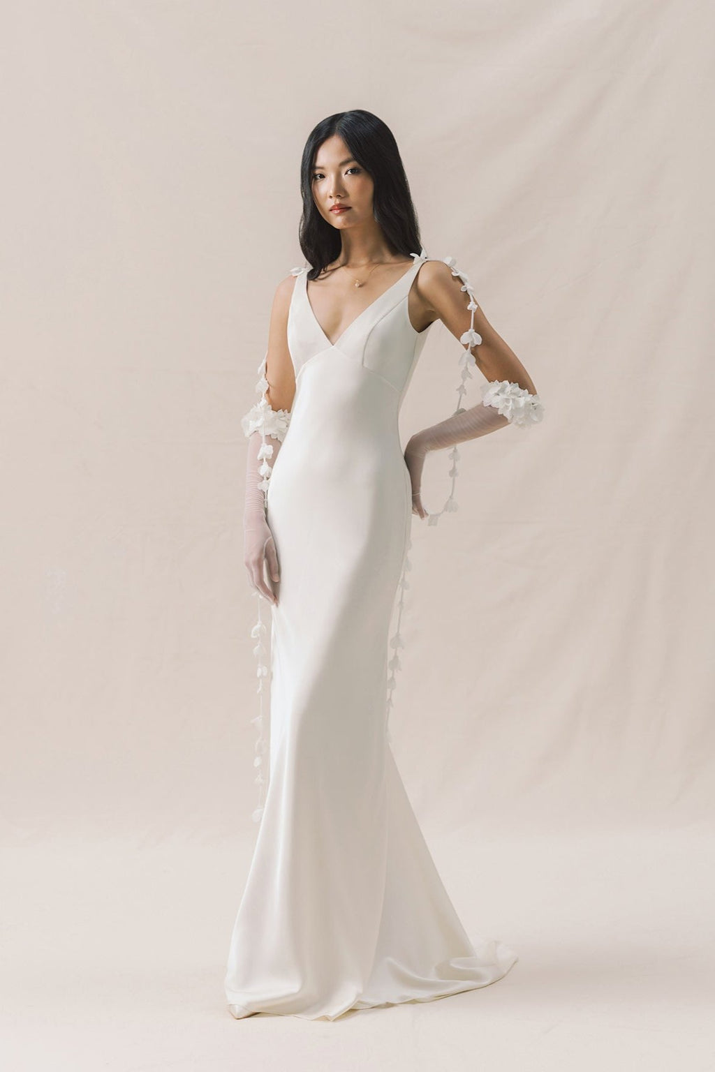 Minimalistisches, Modernes Brautkleid mit Floralen Akzenten und V-Ausschnitt